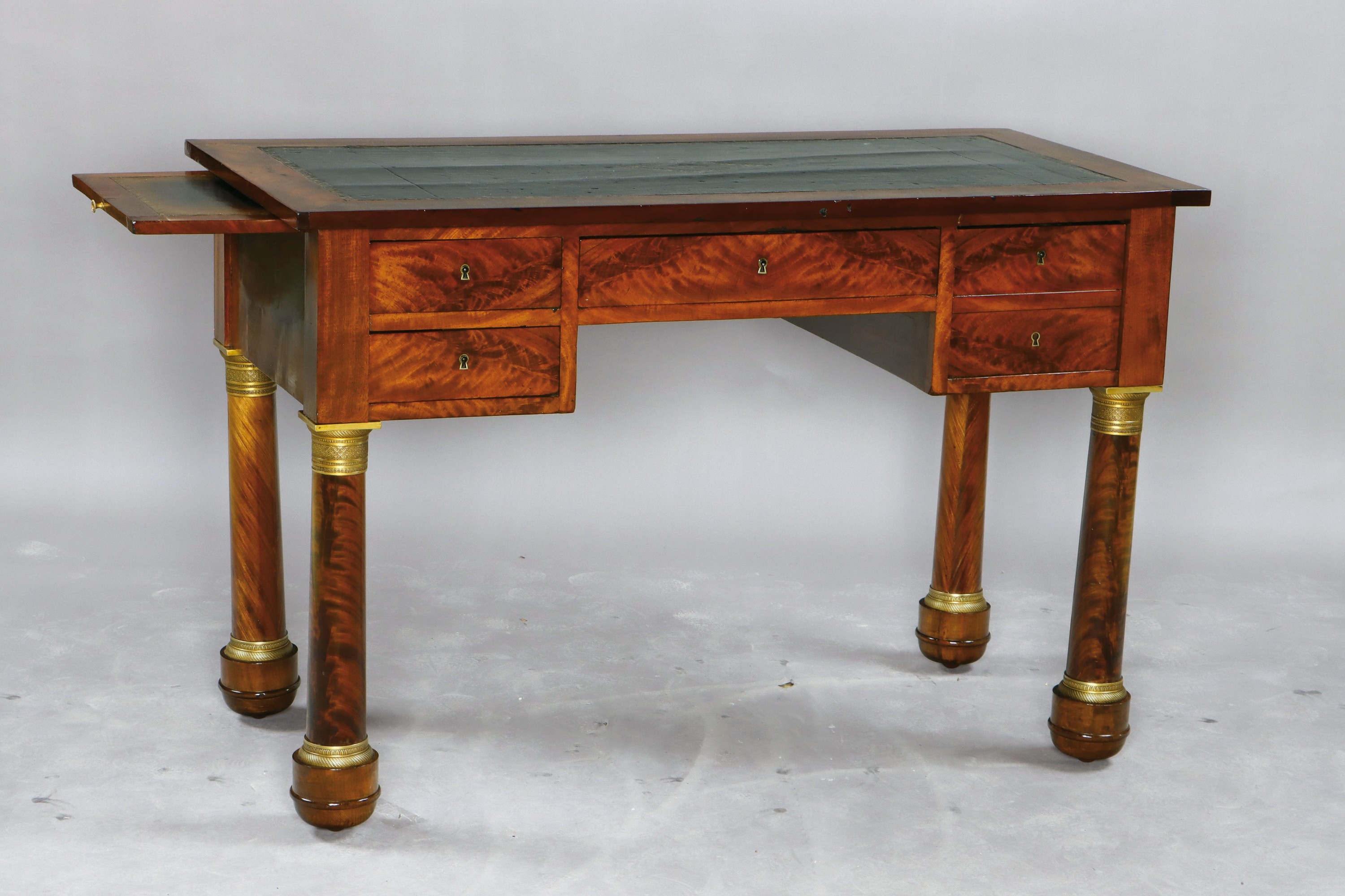 Damenschreibtisch, Frankreich, um 1830, Mahagonifurnier, in den Schubladen Tresor-Geheimfach, Füße in Form von Vollsäulen, Lederplatte, 5 ...