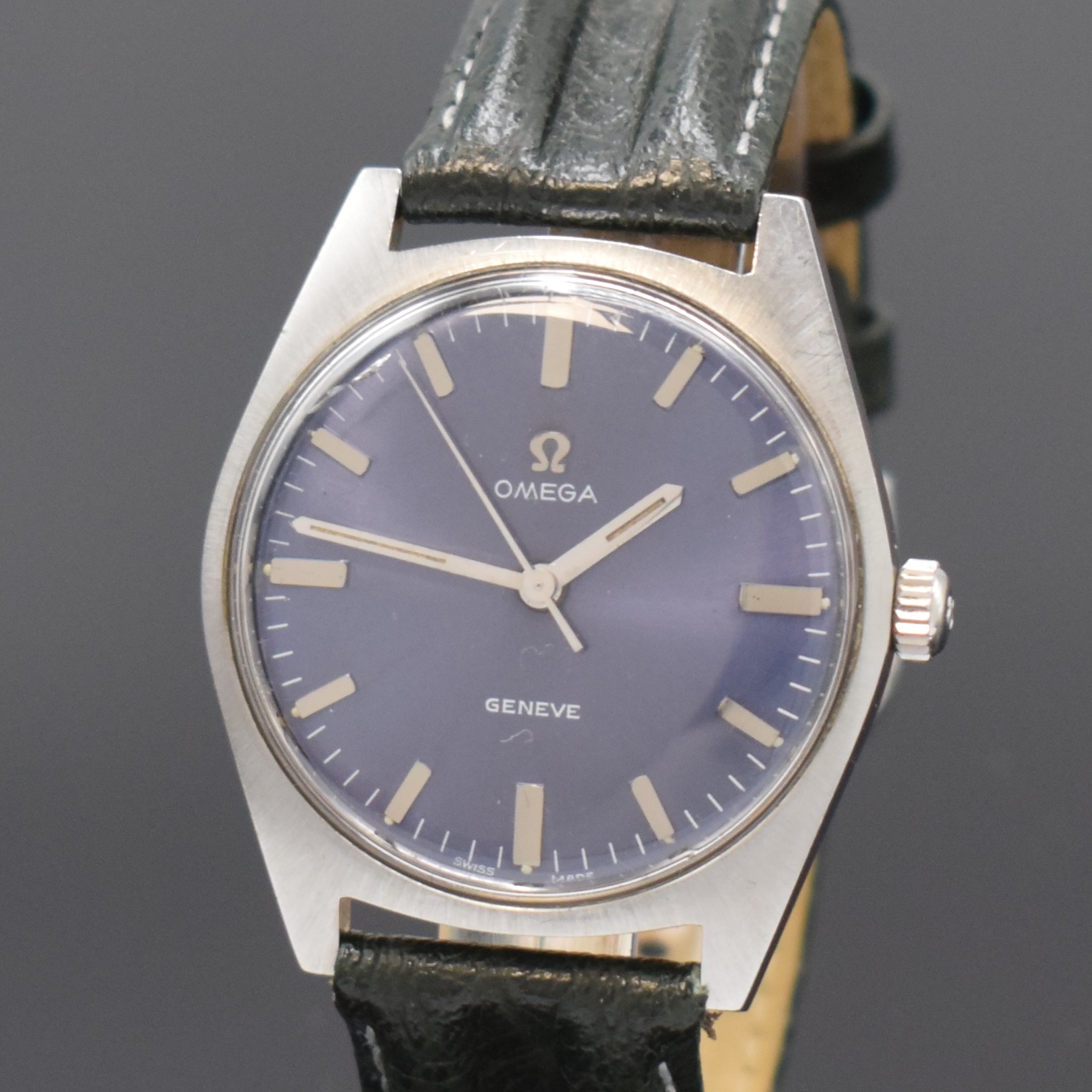 Detail a: OMEGA Geneve Armbanduhr Referenz 135.041 mit blauem Zifferblatt in Stahl, Schweiz um 1969, Handaufzug, 2-tlg. Geh., Boden verschr., orig. Krone u. ...