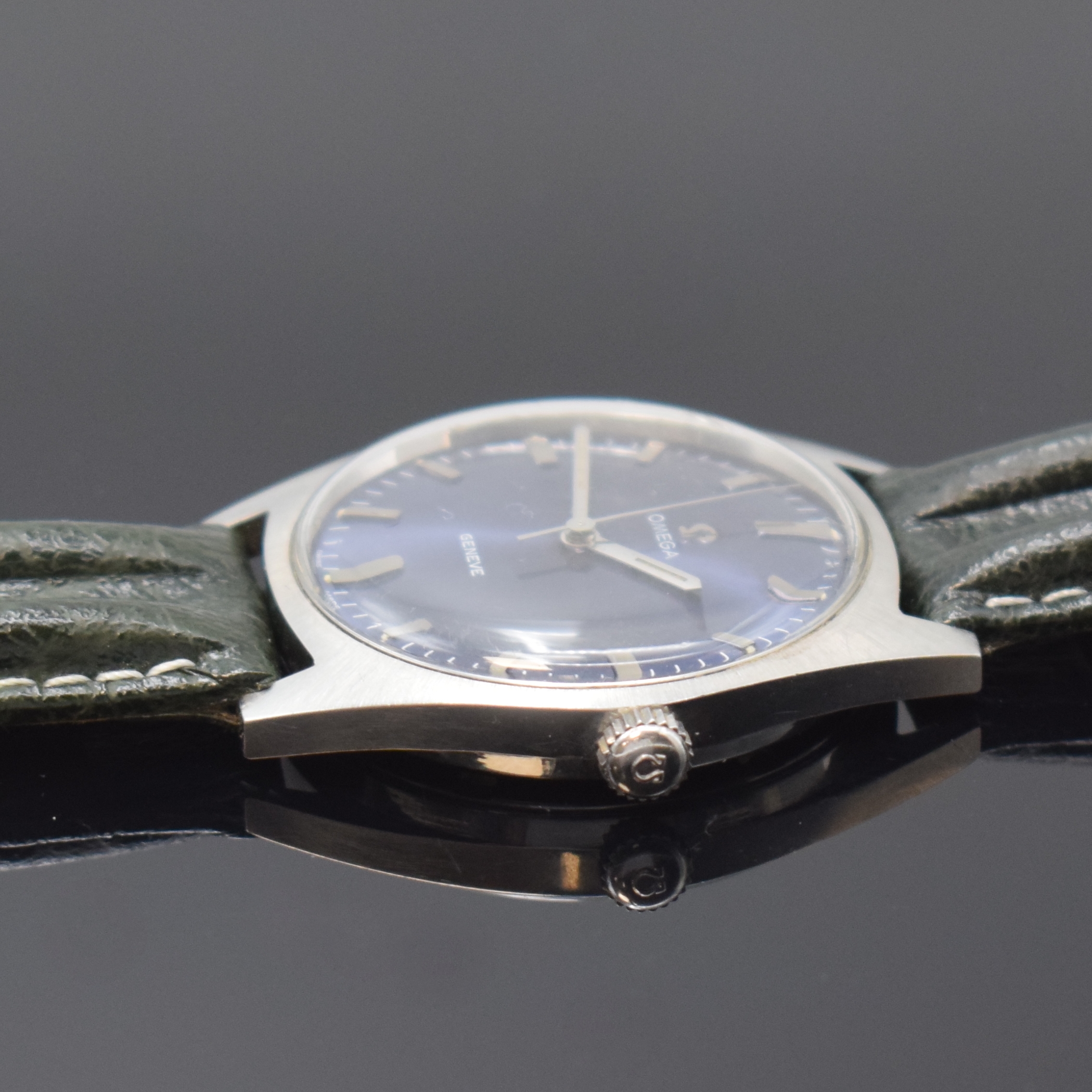 Detail b: OMEGA Geneve Armbanduhr Referenz 135.041 mit blauem Zifferblatt in Stahl, Schweiz um 1969, Handaufzug, 2-tlg. Geh., Boden verschr., orig. Krone u. ...