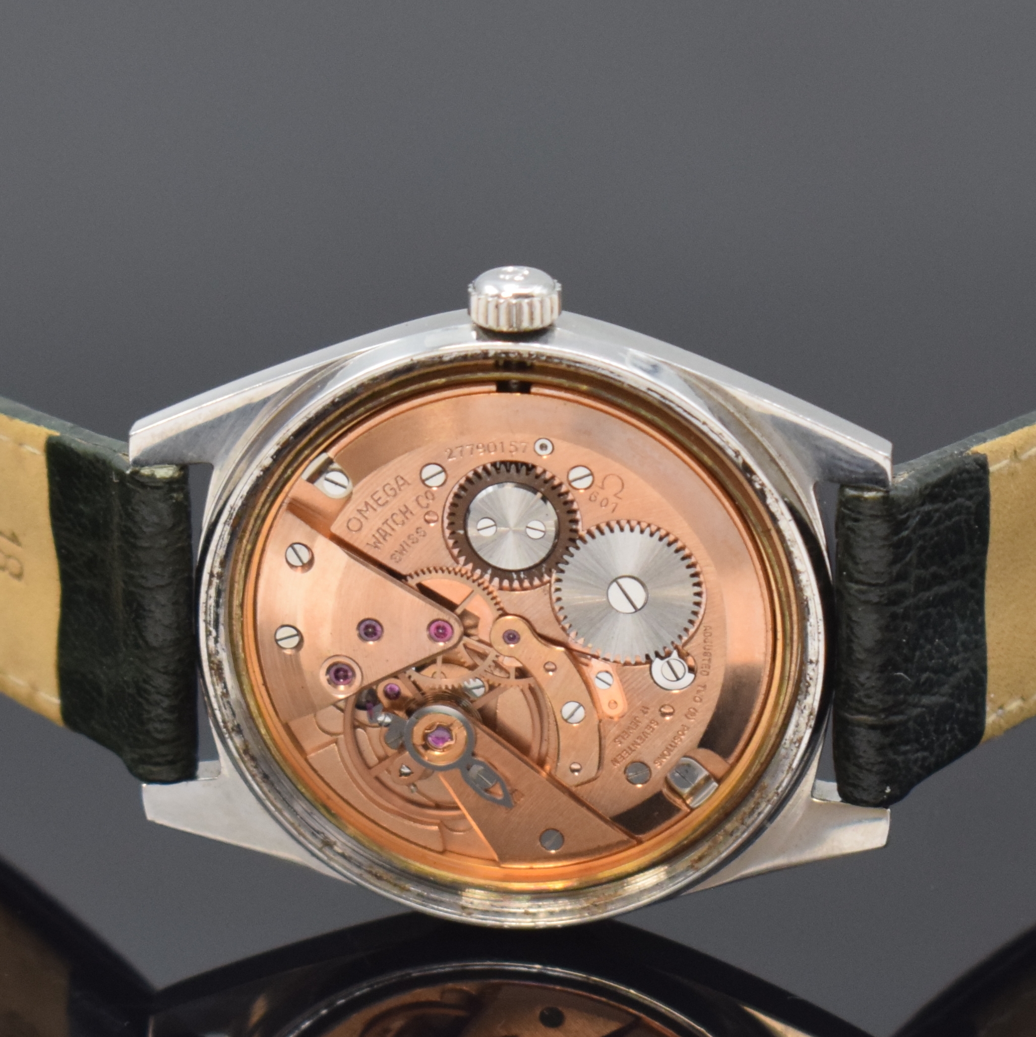 Detail d: OMEGA Geneve Armbanduhr Referenz 135.041 mit blauem Zifferblatt in Stahl, Schweiz um 1969, Handaufzug, 2-tlg. Geh., Boden verschr., orig. Krone u. ...