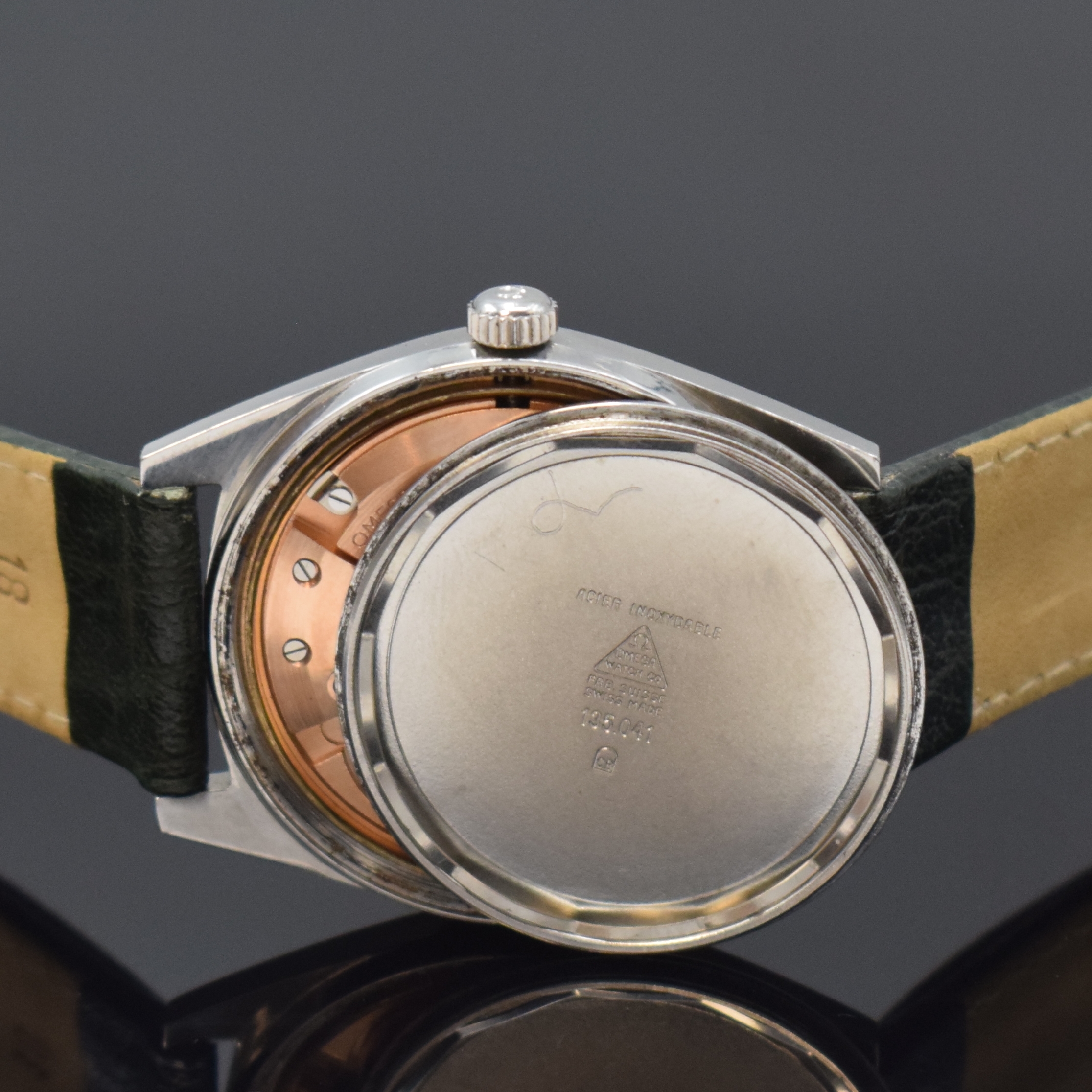 Detail e: OMEGA Geneve Armbanduhr Referenz 135.041 mit blauem Zifferblatt in Stahl, Schweiz um 1969, Handaufzug, 2-tlg. Geh., Boden verschr., orig. Krone u. ...