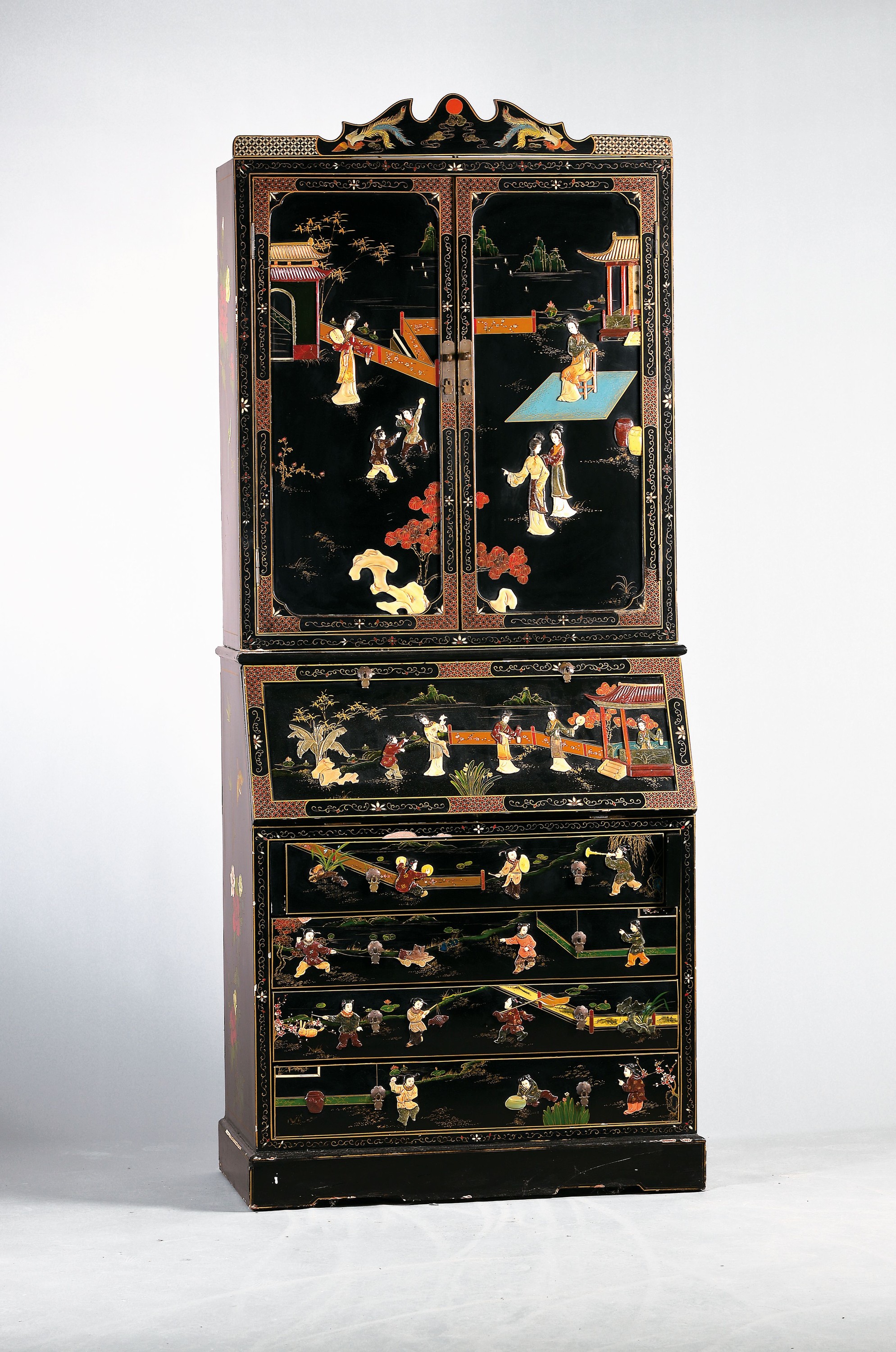 Aufsatzsekretär, China, 2. Hälfte 20.Jh. , Holz schwarz lackiert mit Specksteinappliken in verschiedenen traditionellen Darstellungen , Aufsatz ...