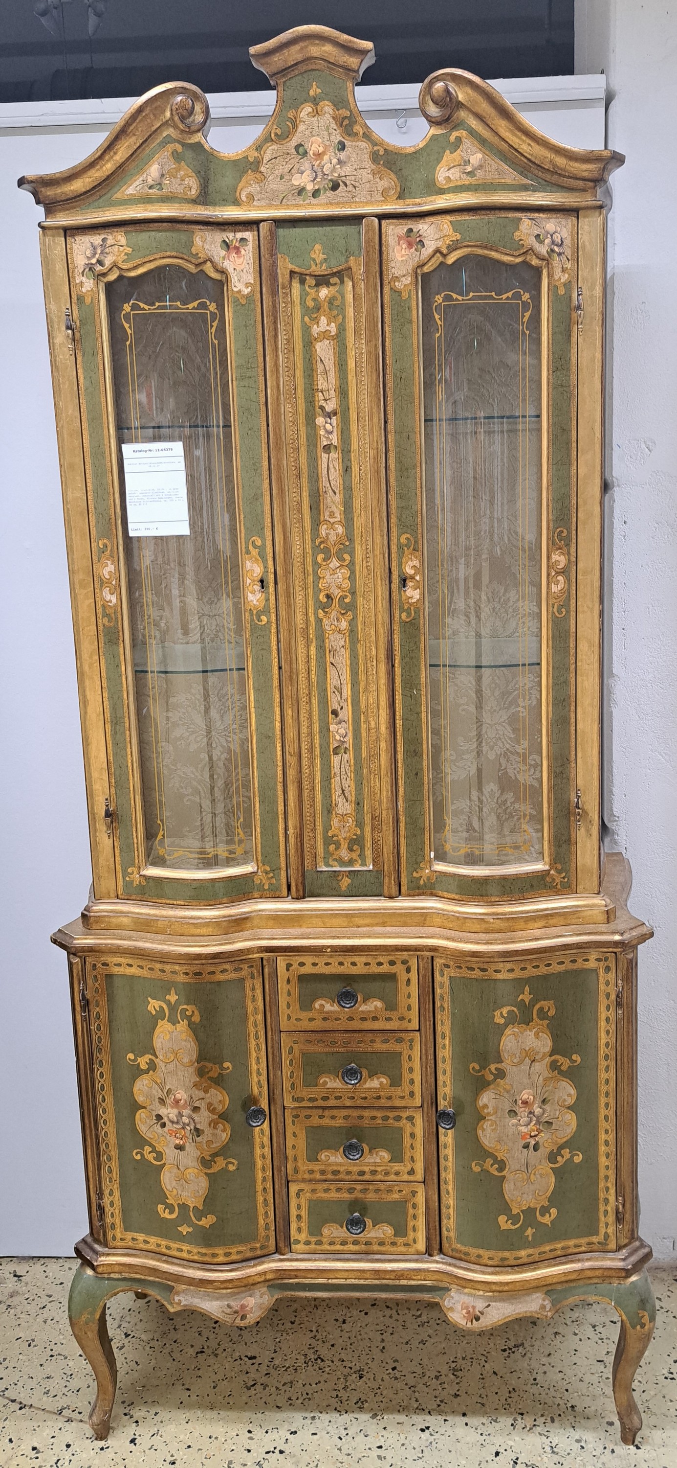 Detail a: Vitrine, Frankreich, 20.Jh., in grün gefaßt, gewölbte Glastüren, seitlich verglast, Unterteil mit 4 Schubladen und 2 Türen, Florale Bemalungen, ...