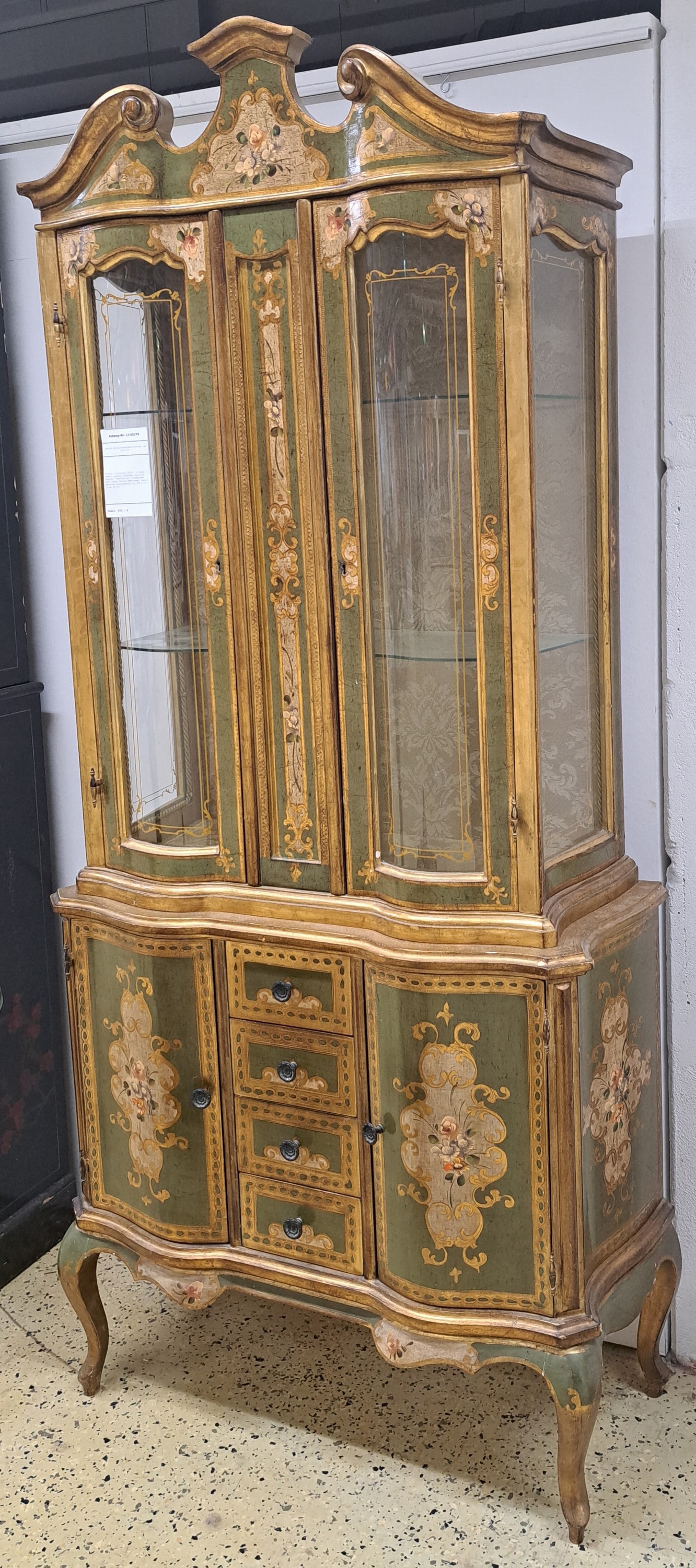 Detail b: Vitrine, Frankreich, 20.Jh., in grün gefaßt, gewölbte Glastüren, seitlich verglast, Unterteil mit 4 Schubladen und 2 Türen, Florale Bemalungen, ...