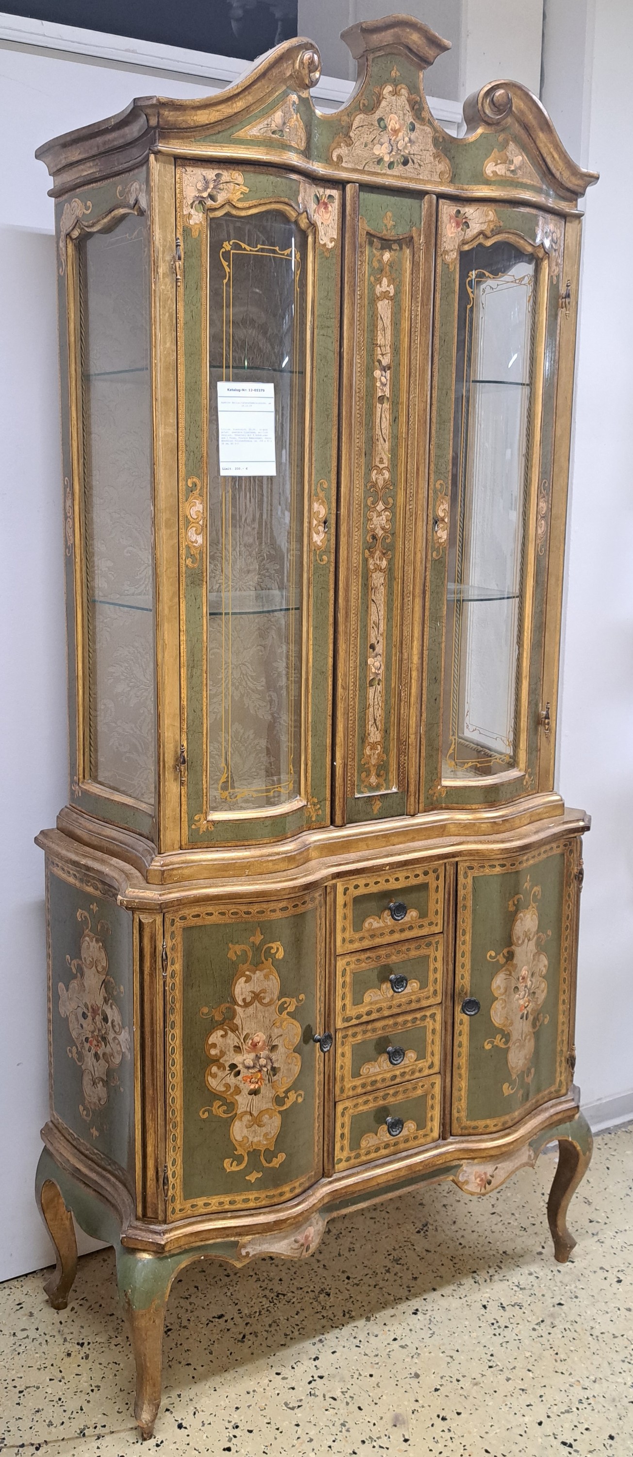 Detail c: Vitrine, Frankreich, 20.Jh., in grün gefaßt, gewölbte Glastüren, seitlich verglast, Unterteil mit 4 Schubladen und 2 Türen, Florale Bemalungen, ...