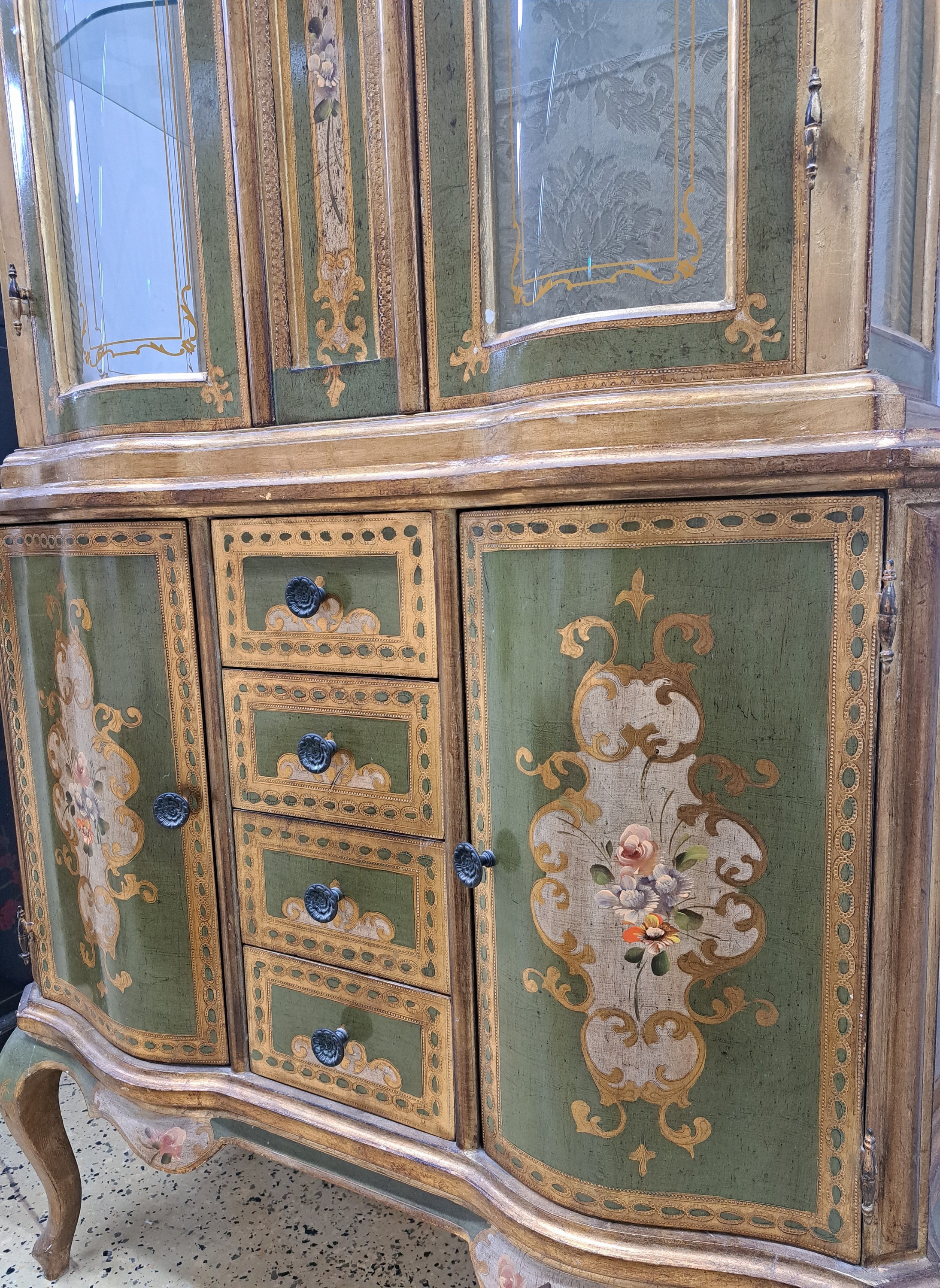 Detail d: Vitrine, Frankreich, 20.Jh., in grün gefaßt, gewölbte Glastüren, seitlich verglast, Unterteil mit 4 Schubladen und 2 Türen, Florale Bemalungen, ...
