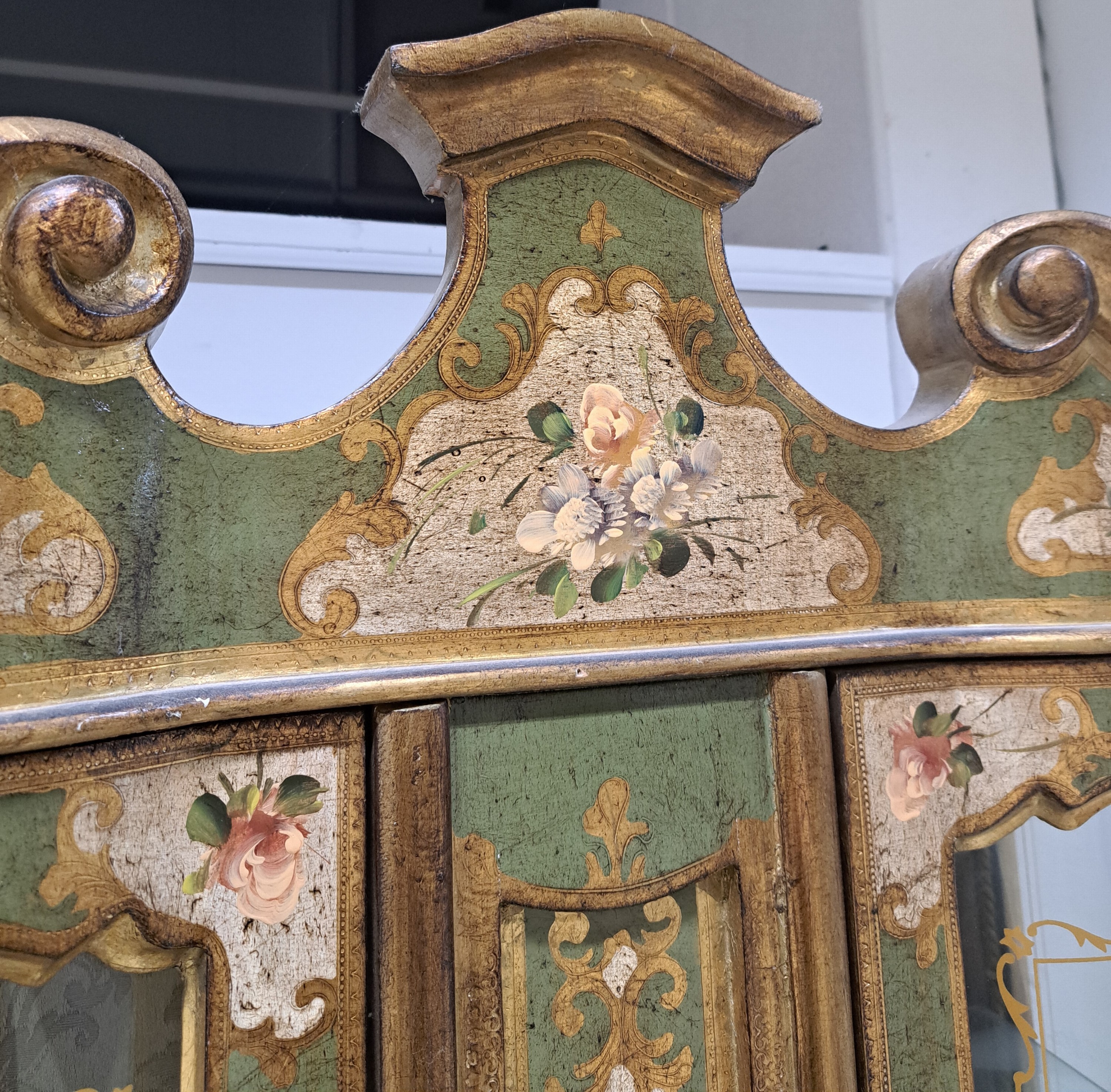 Detail f: Vitrine, Frankreich, 20.Jh., in grün gefaßt, gewölbte Glastüren, seitlich verglast, Unterteil mit 4 Schubladen und 2 Türen, Florale Bemalungen, ...