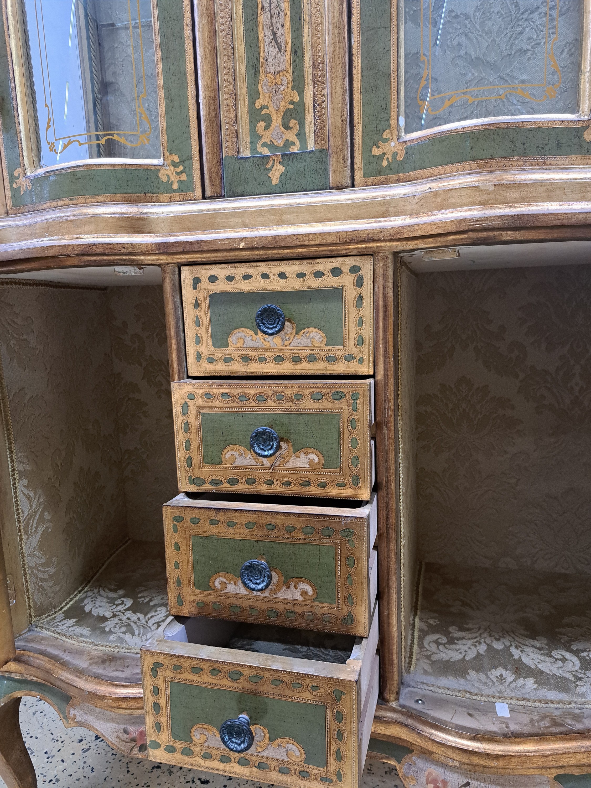 Detail g: Vitrine, Frankreich, 20.Jh., in grün gefaßt, gewölbte Glastüren, seitlich verglast, Unterteil mit 4 Schubladen und 2 Türen, Florale Bemalungen, ...