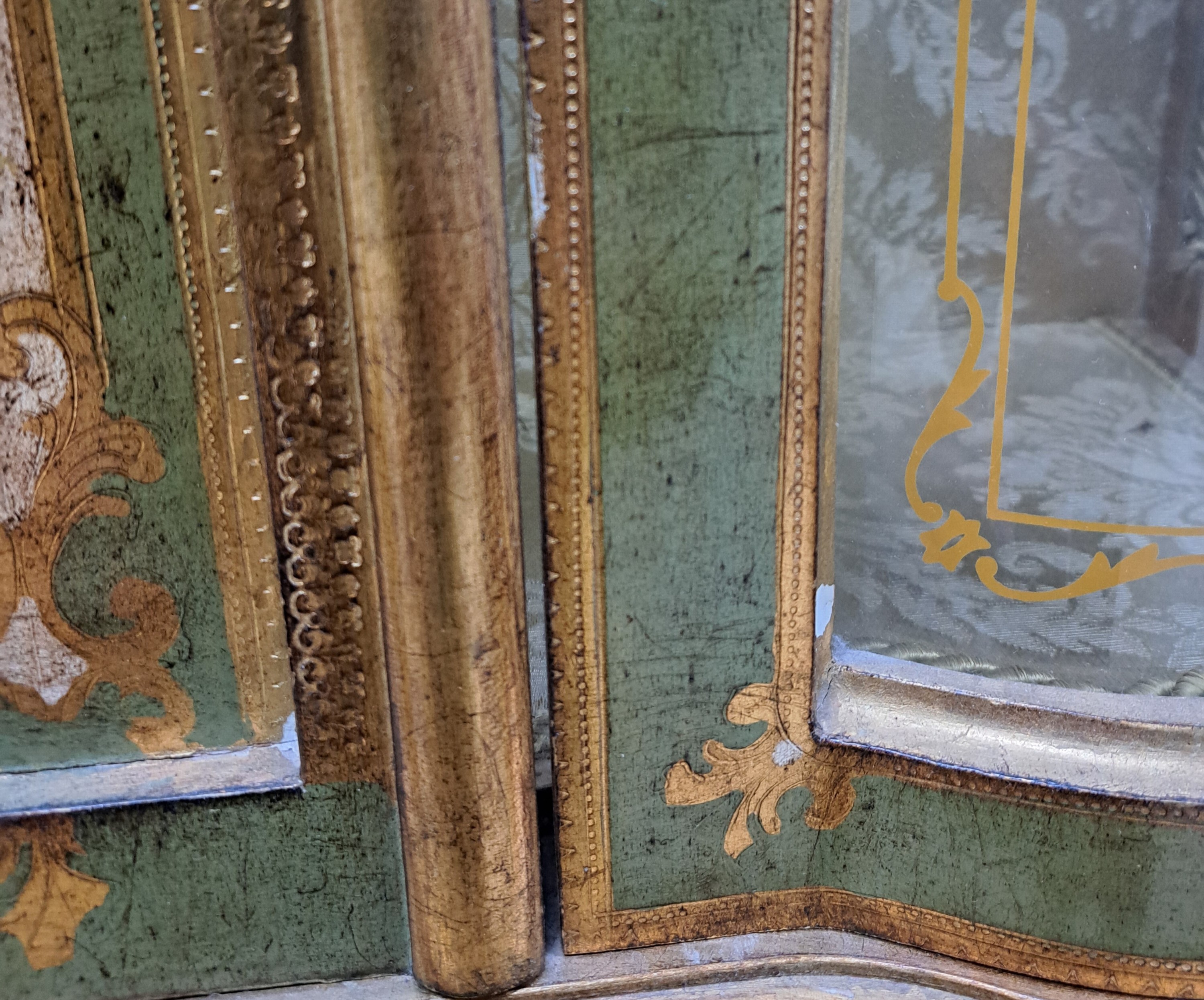 Detail h: Vitrine, Frankreich, 20.Jh., in grün gefaßt, gewölbte Glastüren, seitlich verglast, Unterteil mit 4 Schubladen und 2 Türen, Florale Bemalungen, ...
