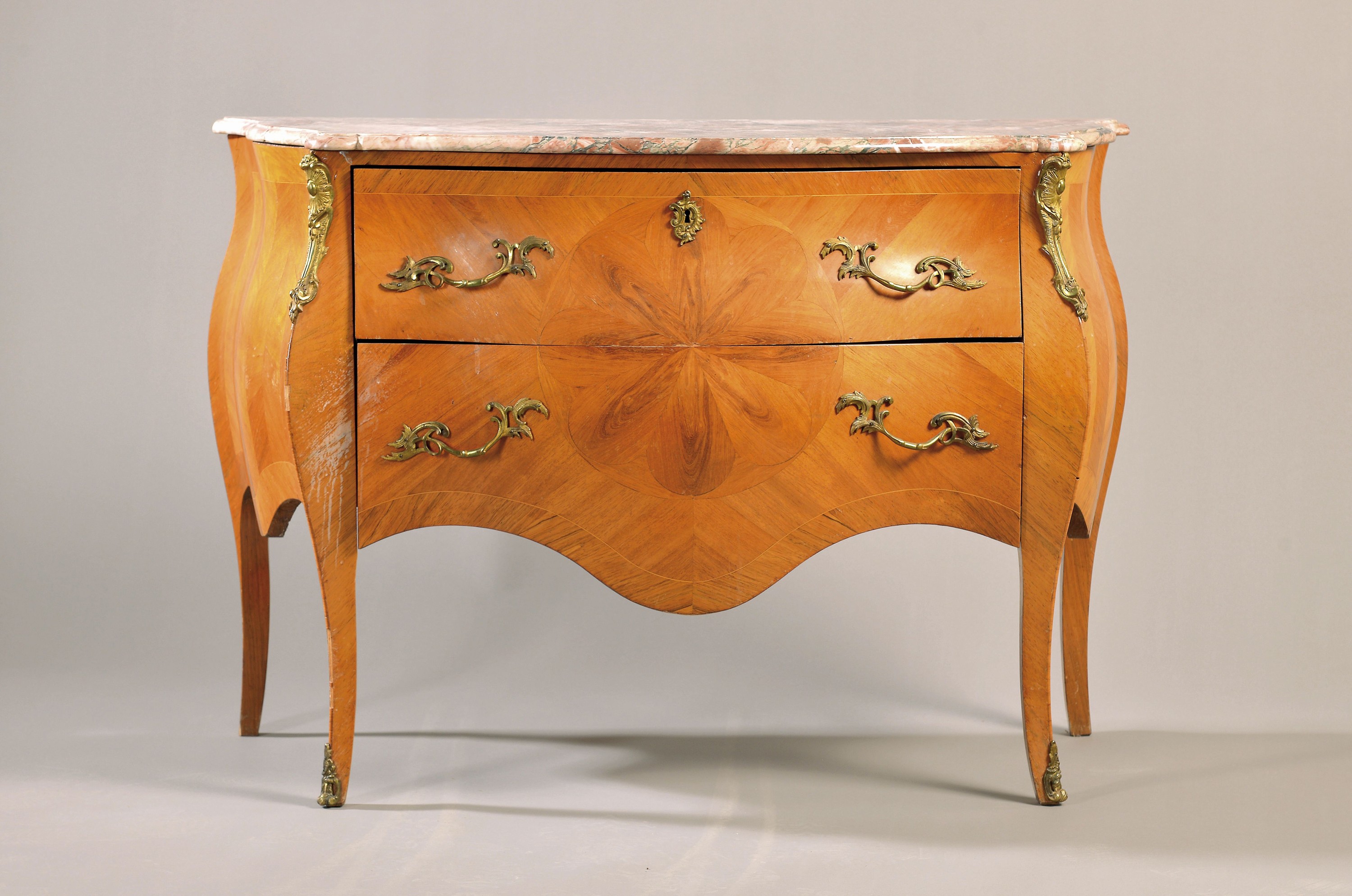 Kommode, im Barockstil, 20.Jh., Nußbaumfurnier, 2 Schubladen, bombierte Form, Messingbeschläge, Marmorplatte, ca. 78x94x50 cm, EZ 3