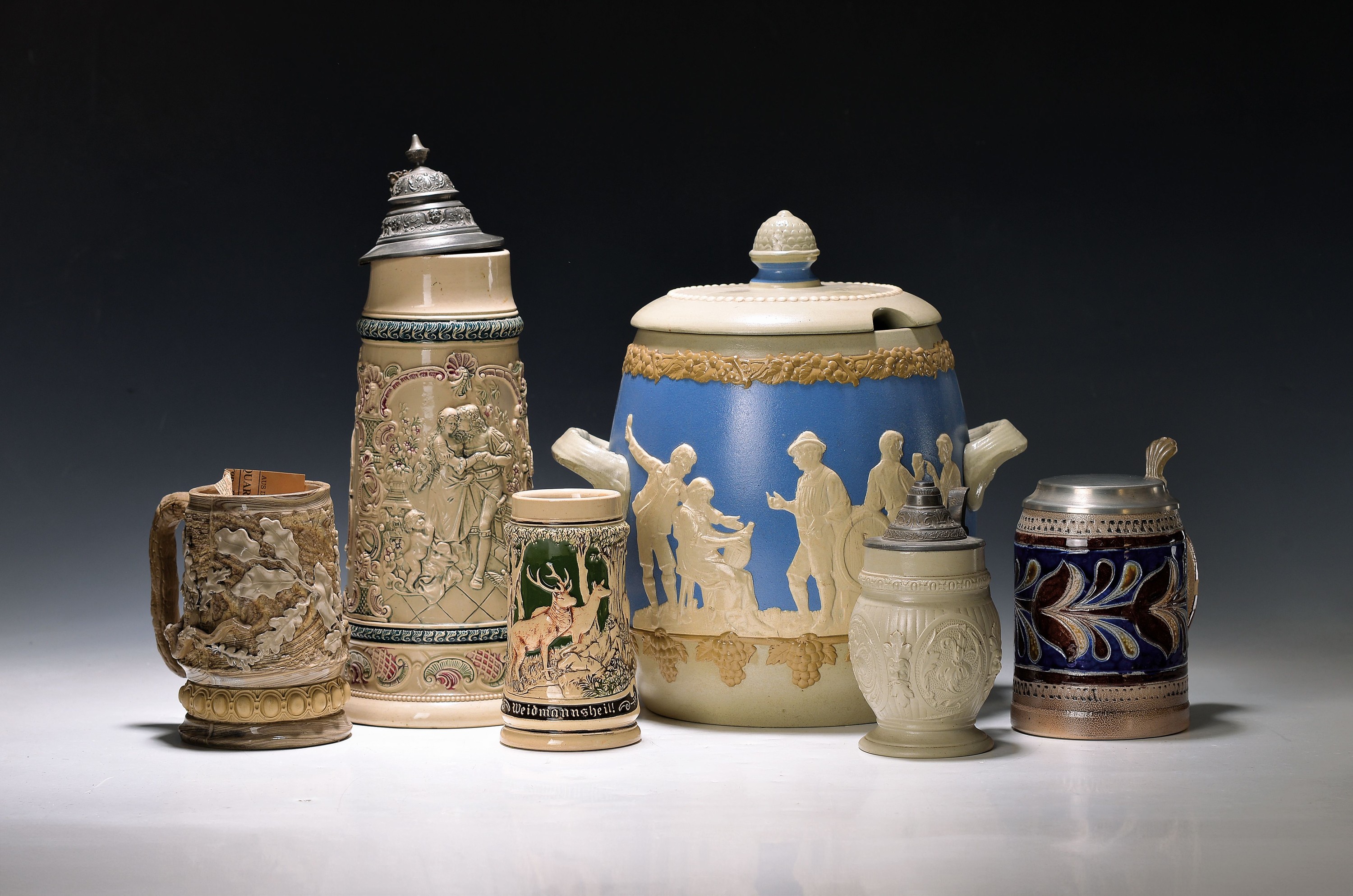Großes Konvolut Feinsteinzeug, deutsch, 1890er-1990er-Jahre, 8 kleine Krüge (1x Mettlach Nr. 1894, 1x Merkelbach), großer Bierhumpen (Deckel ...