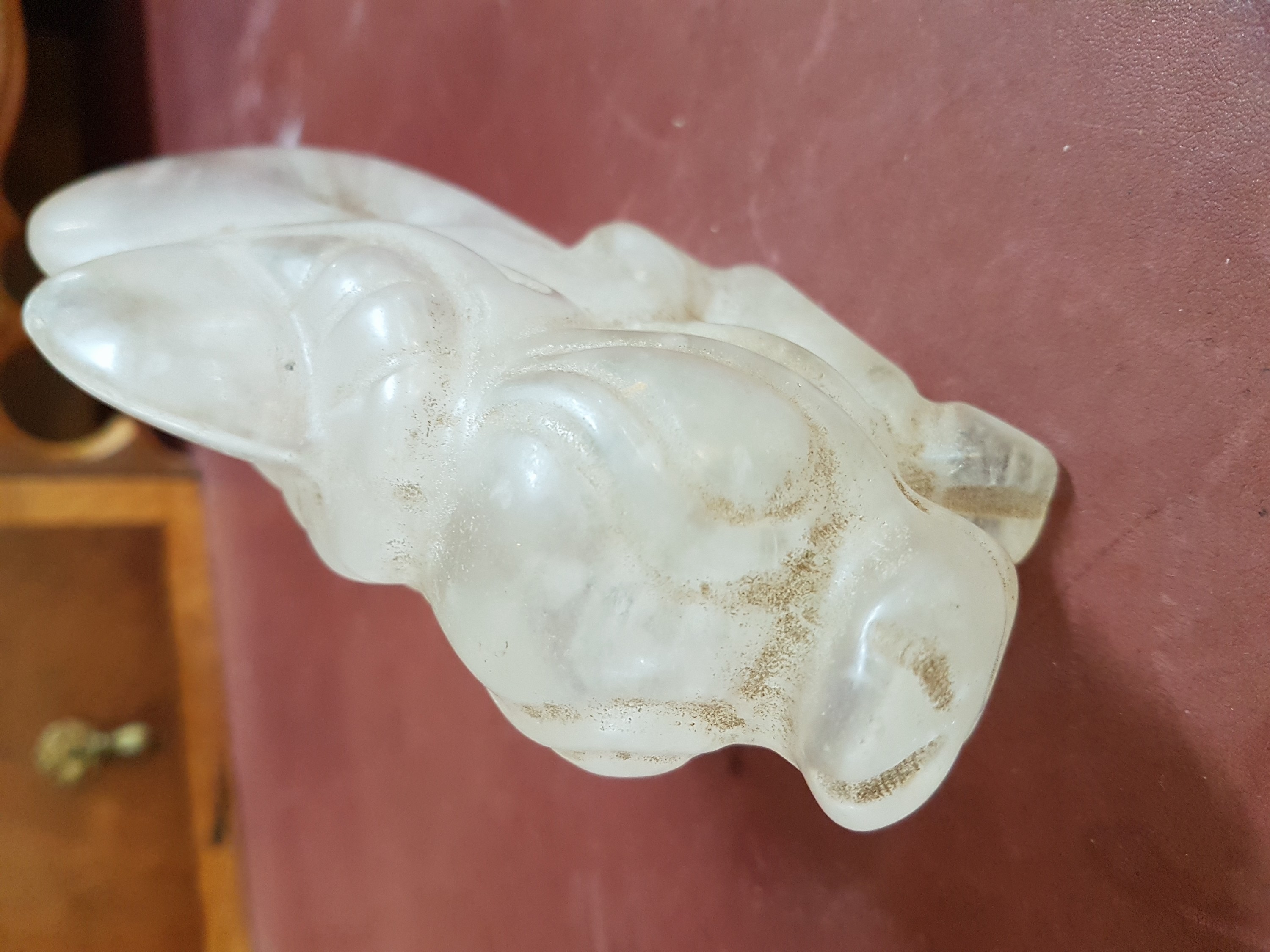 Detail d: Zwei Skulpturen, China, 20. Jh., a. Bergkristall ca. 9 x 14.5 cm, b. Jade, ca. 16.5cm, beide geschnitzt