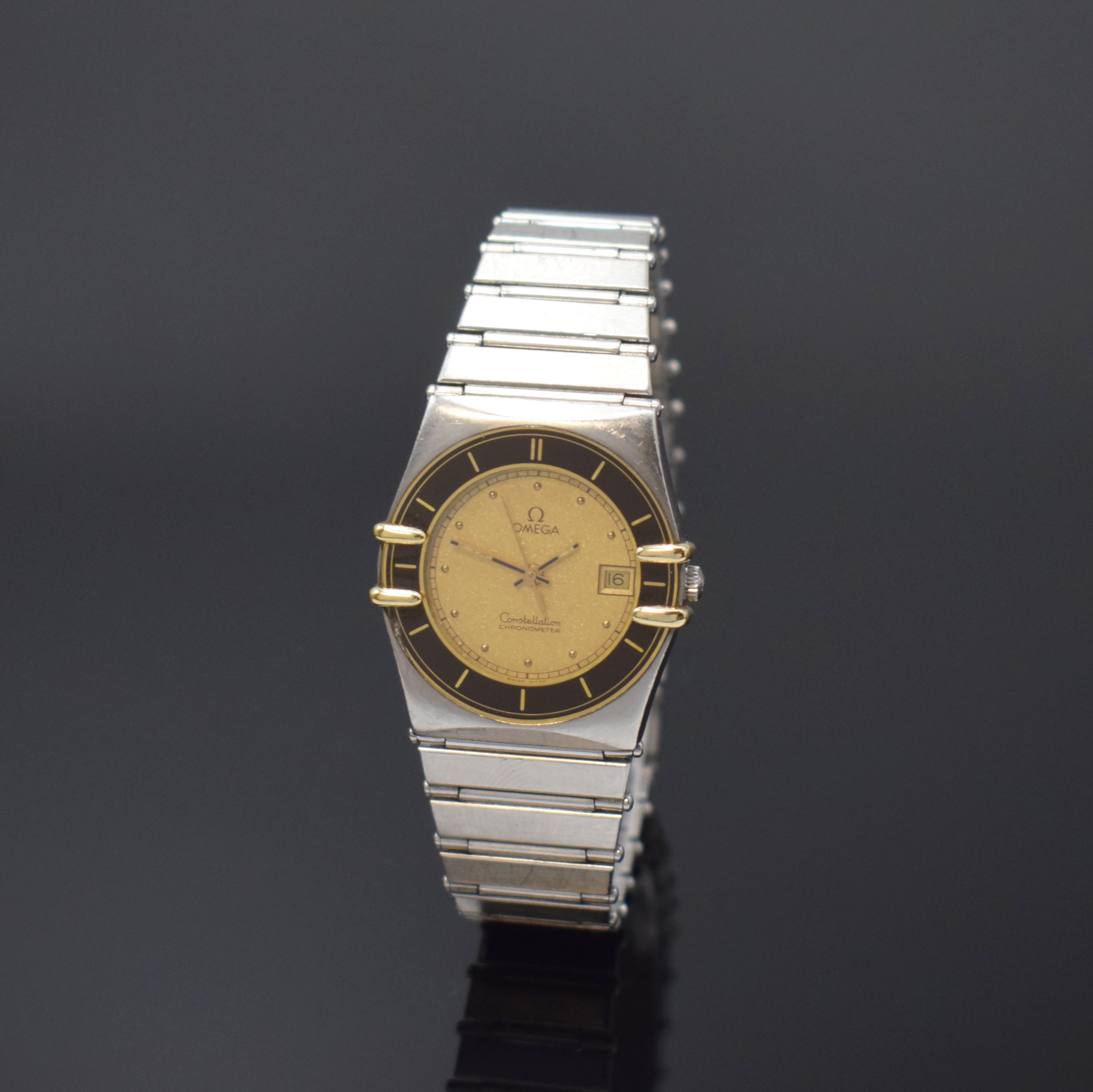 OMEGA Constellation Damenarmbanduhr in Stahl/ Gold am Stahlband, Schweiz um 1990, Quarz, 2-tlg. Geh., Boden aufgedr., integr. Band m. Faltschl., ...