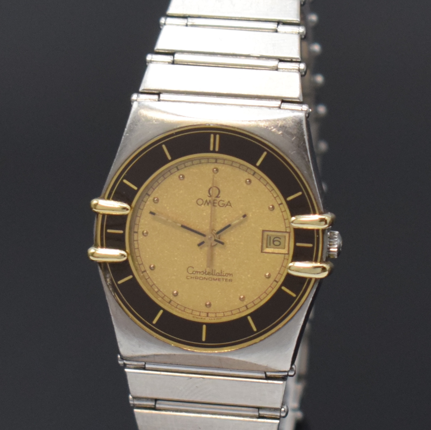 Detail a: OMEGA Constellation Damenarmbanduhr in Stahl/ Gold am Stahlband, Schweiz um 1990, Quarz, 2-tlg. Geh., Boden aufgedr., integr. Band m. Faltschl., ...