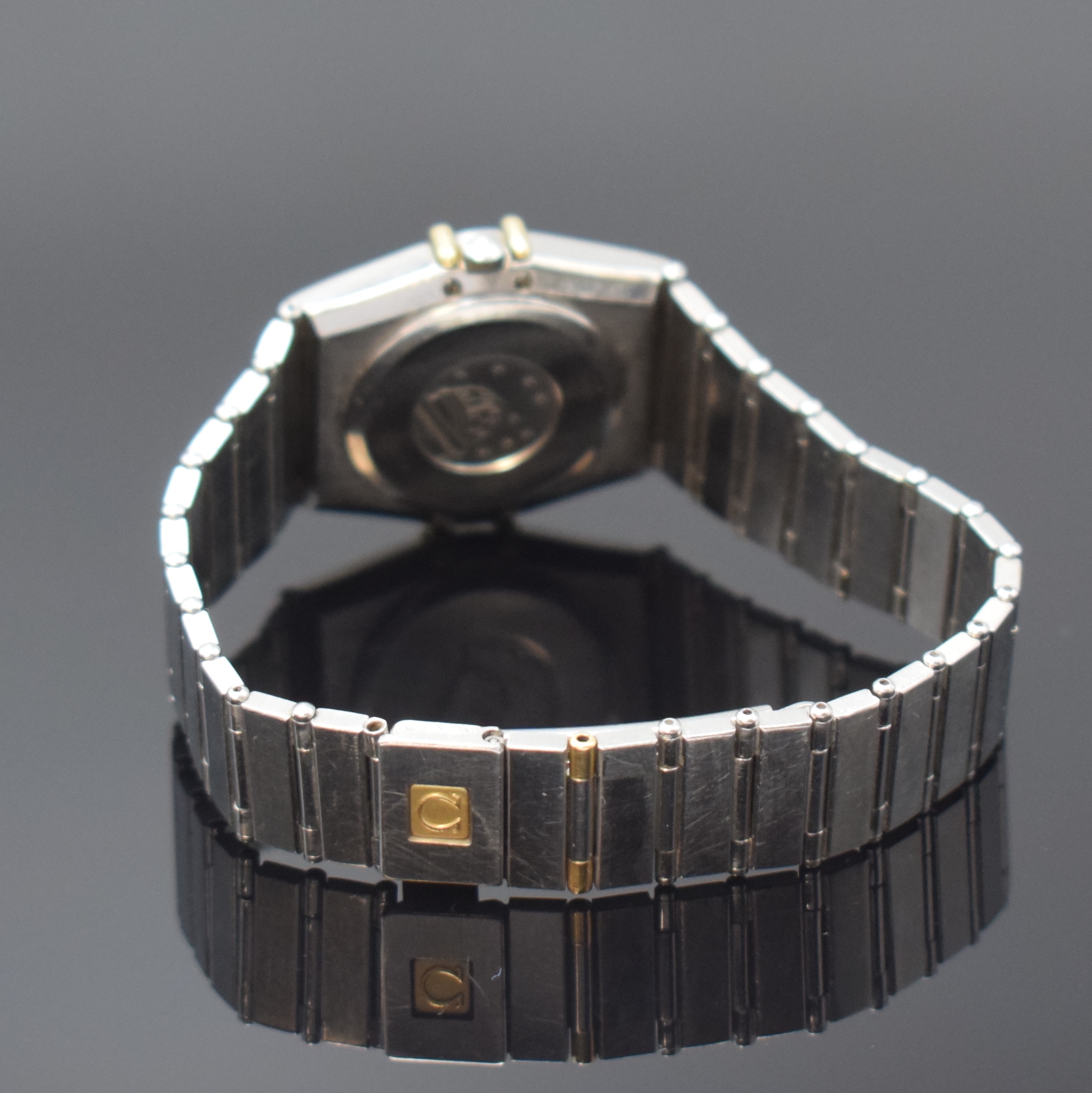 Detail b: OMEGA Constellation Damenarmbanduhr in Stahl/ Gold am Stahlband, Schweiz um 1990, Quarz, 2-tlg. Geh., Boden aufgedr., integr. Band m. Faltschl., ...
