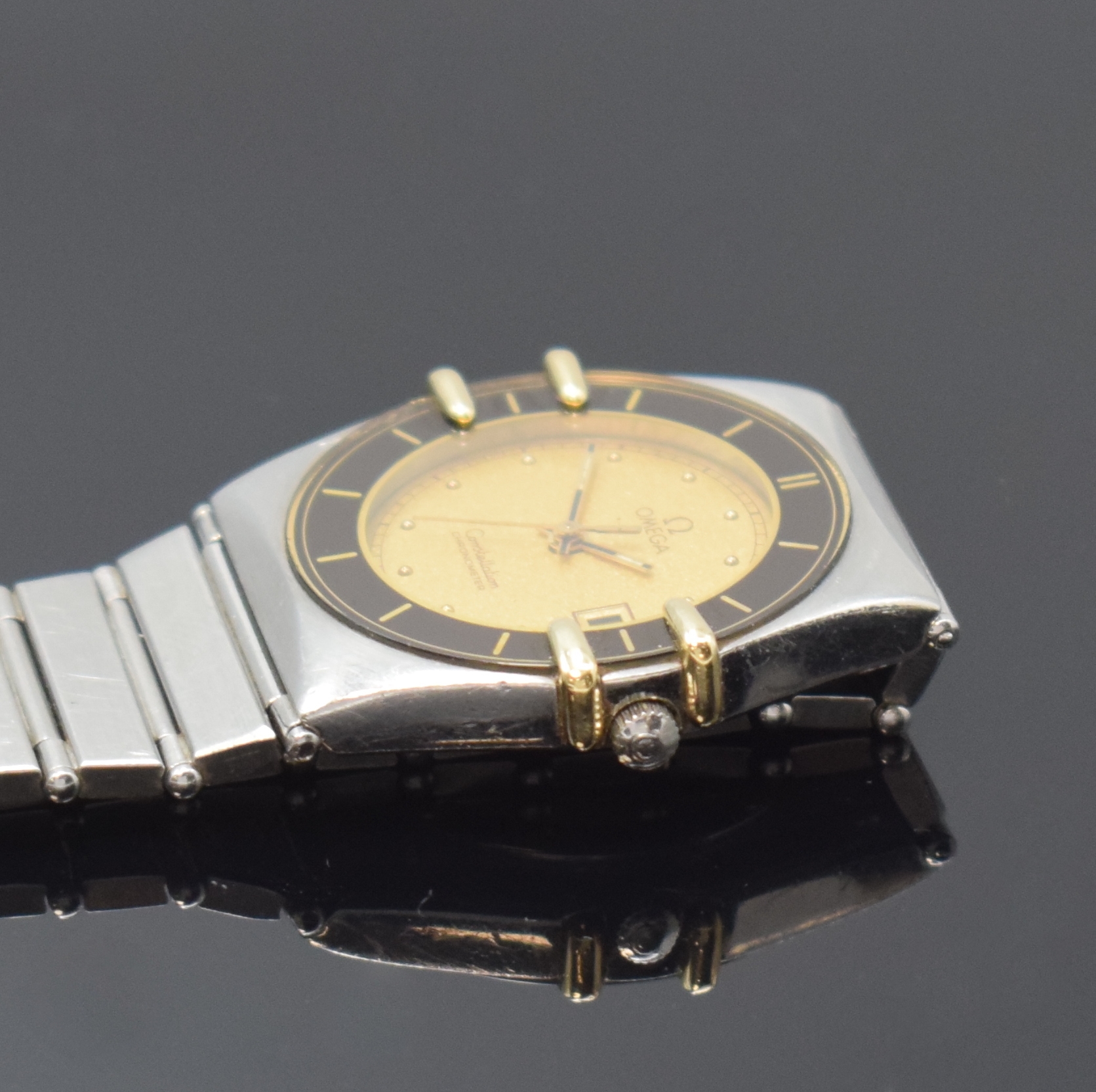 Detail c: OMEGA Constellation Damenarmbanduhr in Stahl/ Gold am Stahlband, Schweiz um 1990, Quarz, 2-tlg. Geh., Boden aufgedr., integr. Band m. Faltschl., ...
