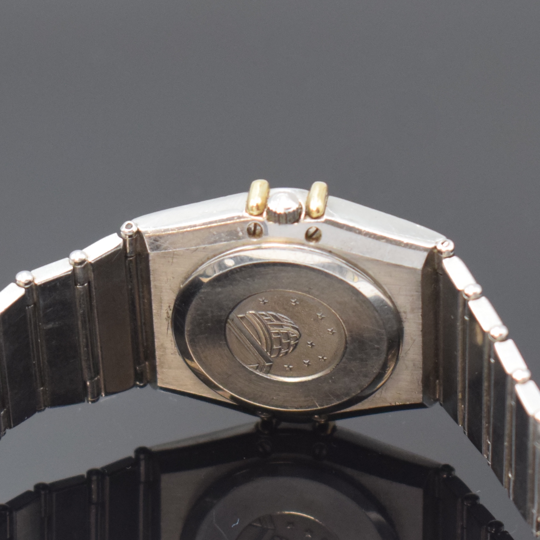 Detail d: OMEGA Constellation Damenarmbanduhr in Stahl/ Gold am Stahlband, Schweiz um 1990, Quarz, 2-tlg. Geh., Boden aufgedr., integr. Band m. Faltschl., ...