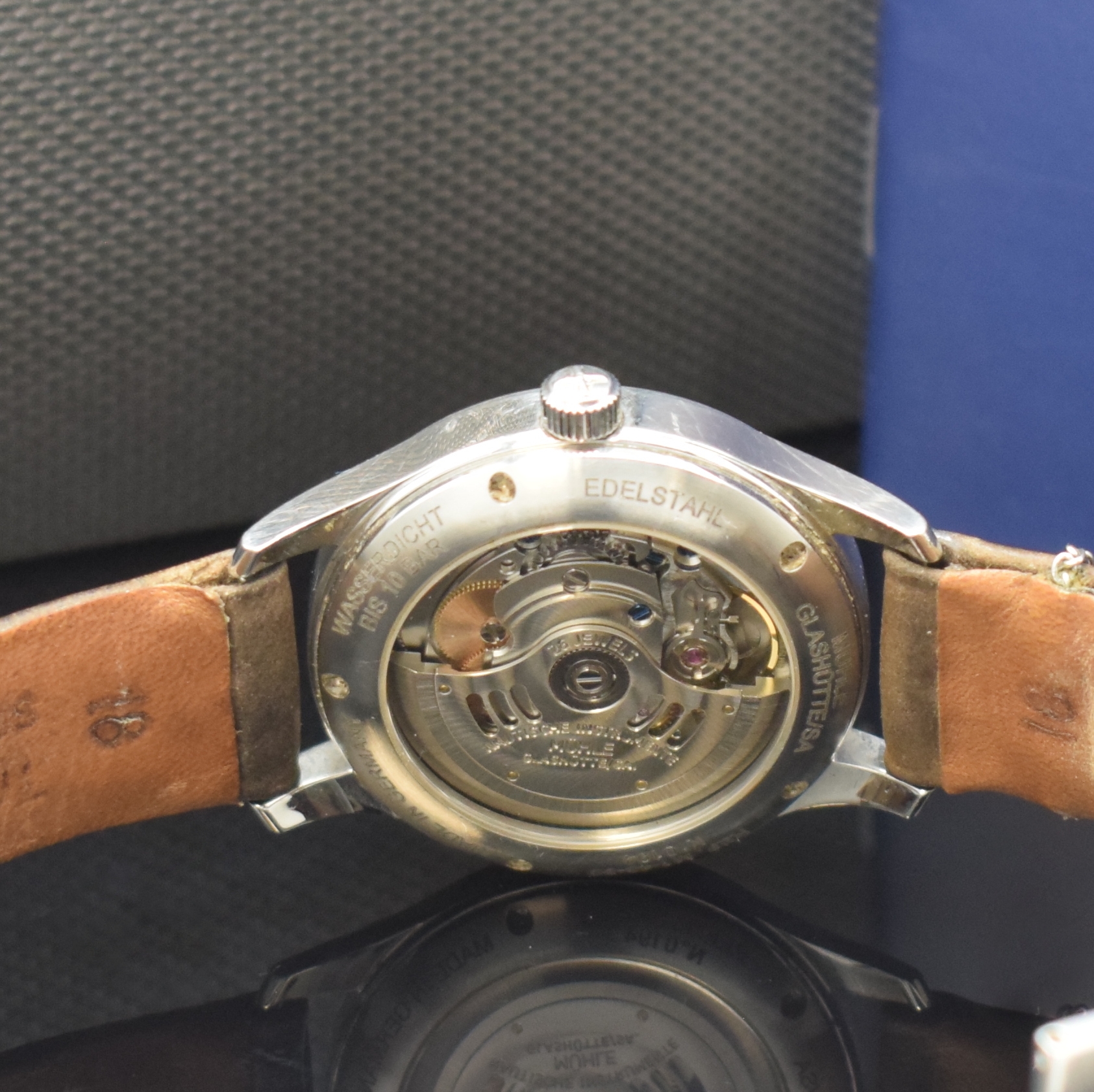 Detail d: MÜHLE Glashütte Armbanduhr Referenz M1-43-30 in Stahl, Deutschland lt. orig. Pap. verk. 2019, Automatik, beids. vergl. Geh., Boden u. Krone ...