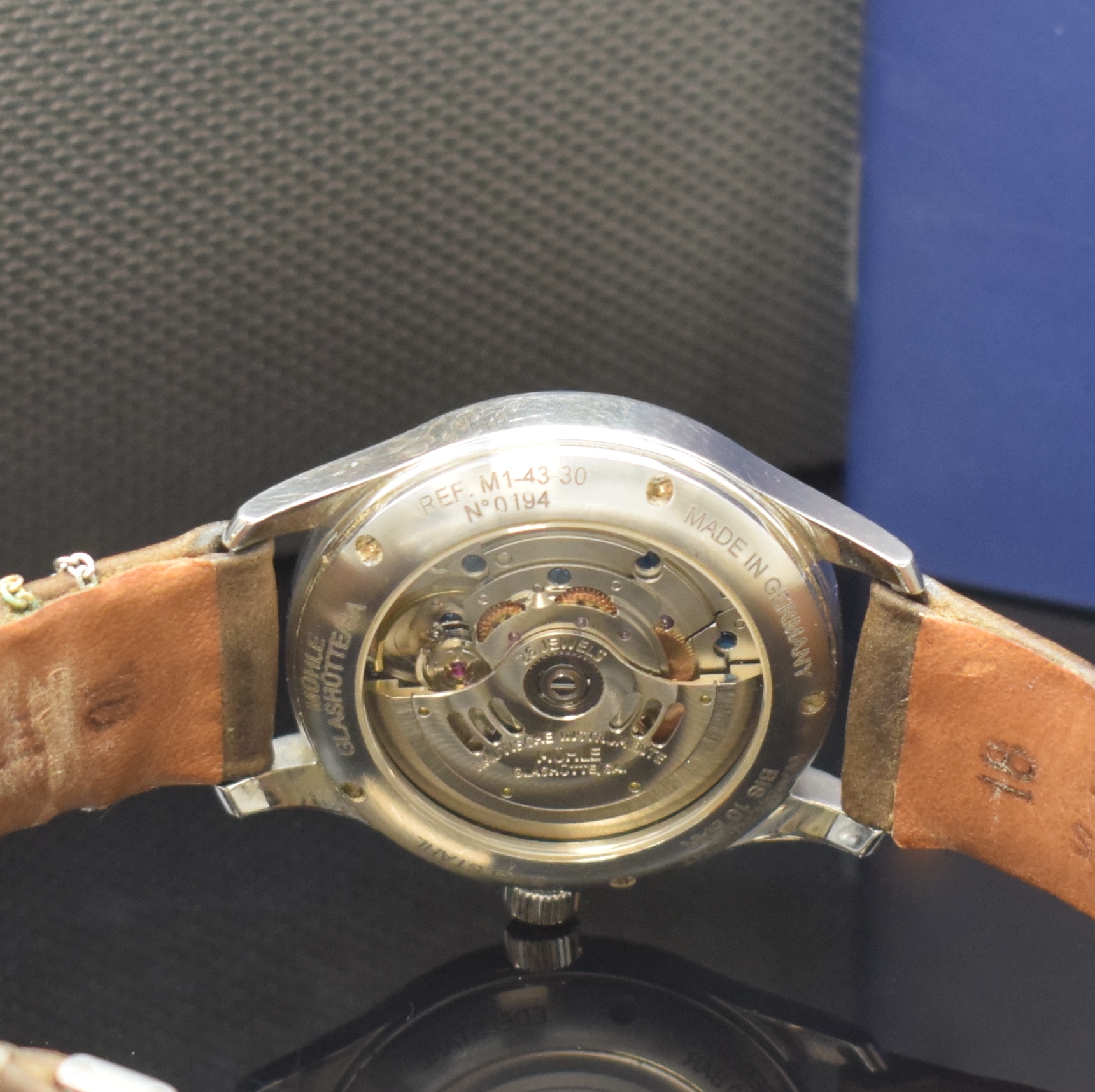 Detail e: MÜHLE Glashütte Armbanduhr Referenz M1-43-30 in Stahl, Deutschland lt. orig. Pap. verk. 2019, Automatik, beids. vergl. Geh., Boden u. Krone ...