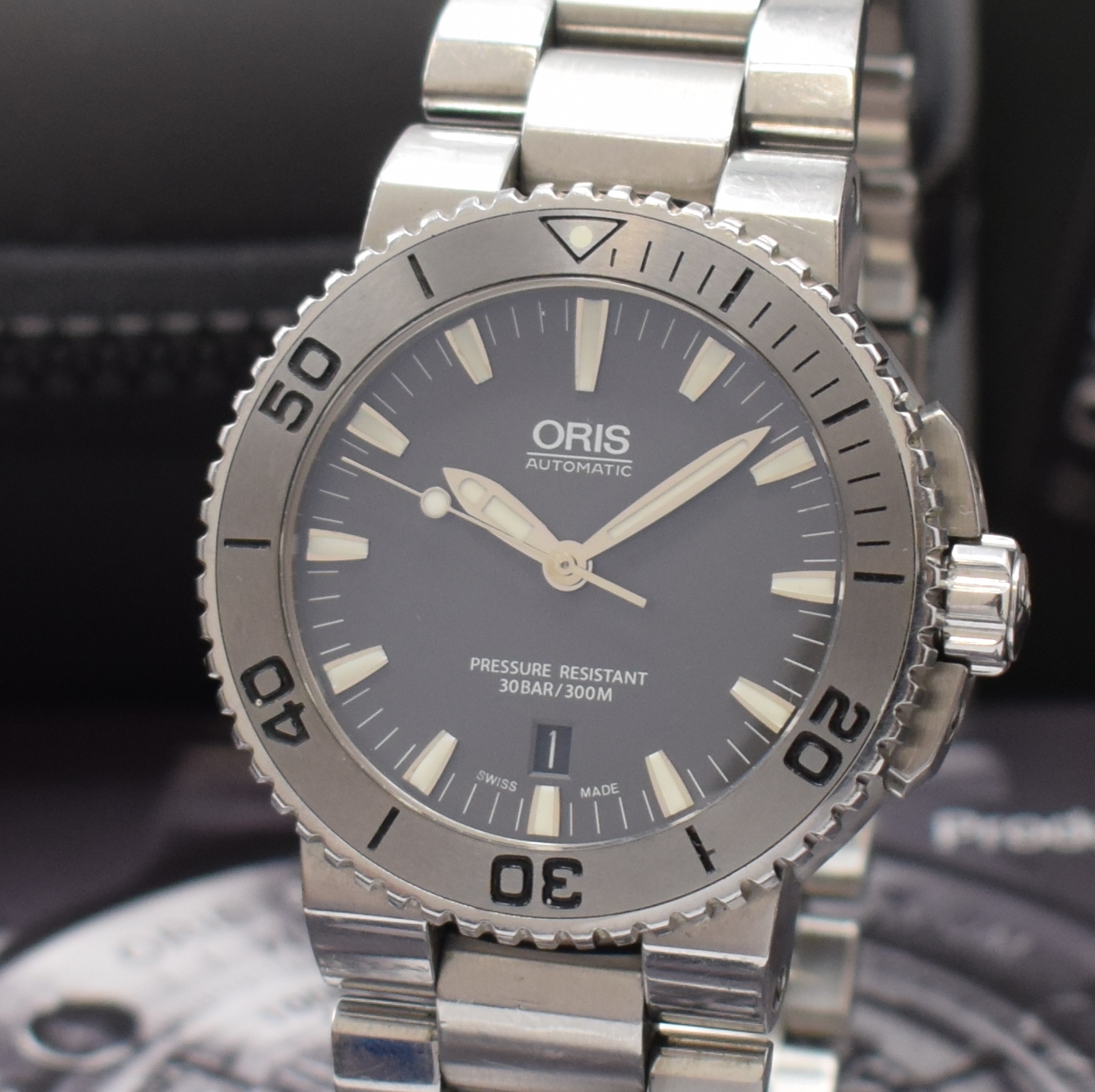 Detail a: ORIS Aquis Date schwere Taucheruhr in Stahl mit Stahlband Referenz 7653, Schweiz lt. orig. Pap. verk. 2015, Automatik, beids. vergl. Geh., Boden u. ...