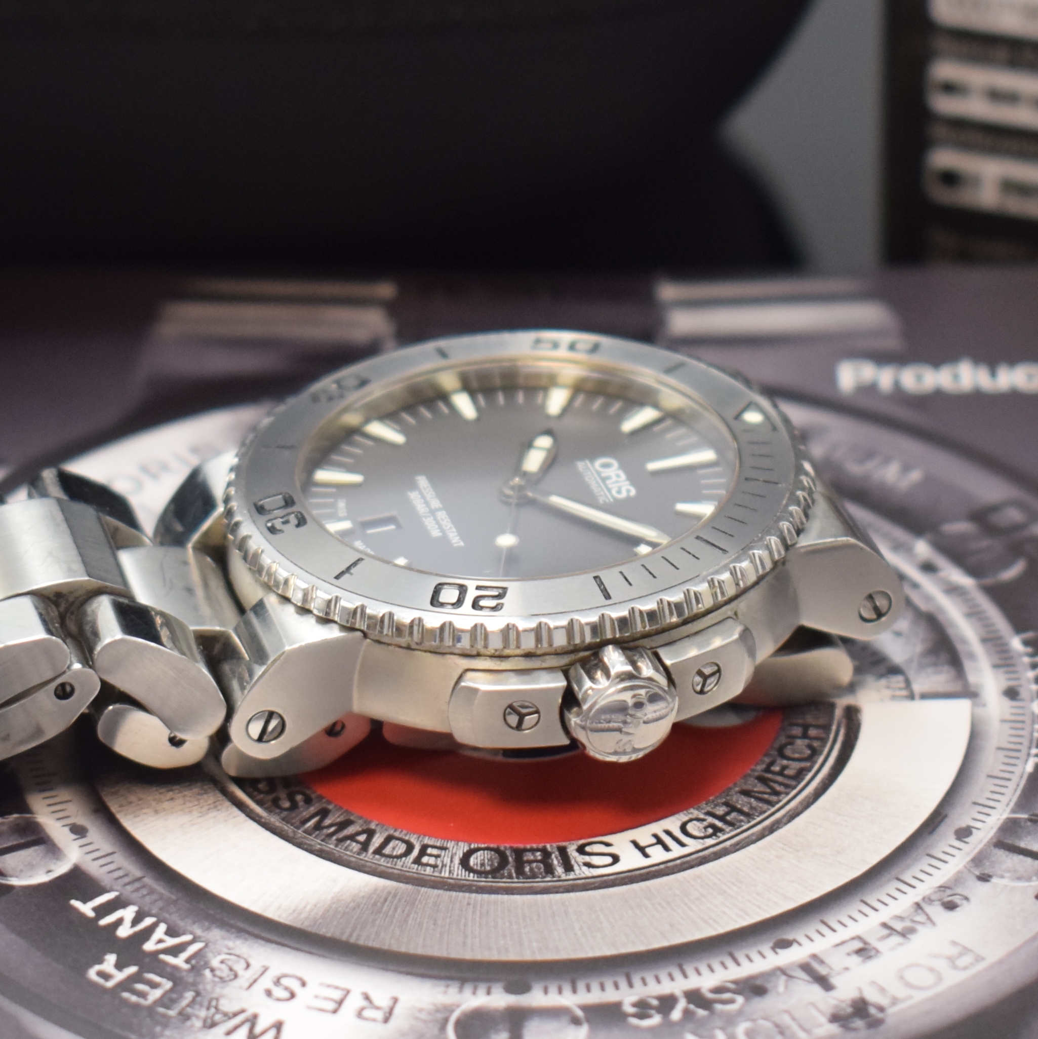 Detail c: ORIS Aquis Date schwere Taucheruhr in Stahl mit Stahlband Referenz 7653, Schweiz lt. orig. Pap. verk. 2015, Automatik, beids. vergl. Geh., Boden u. ...