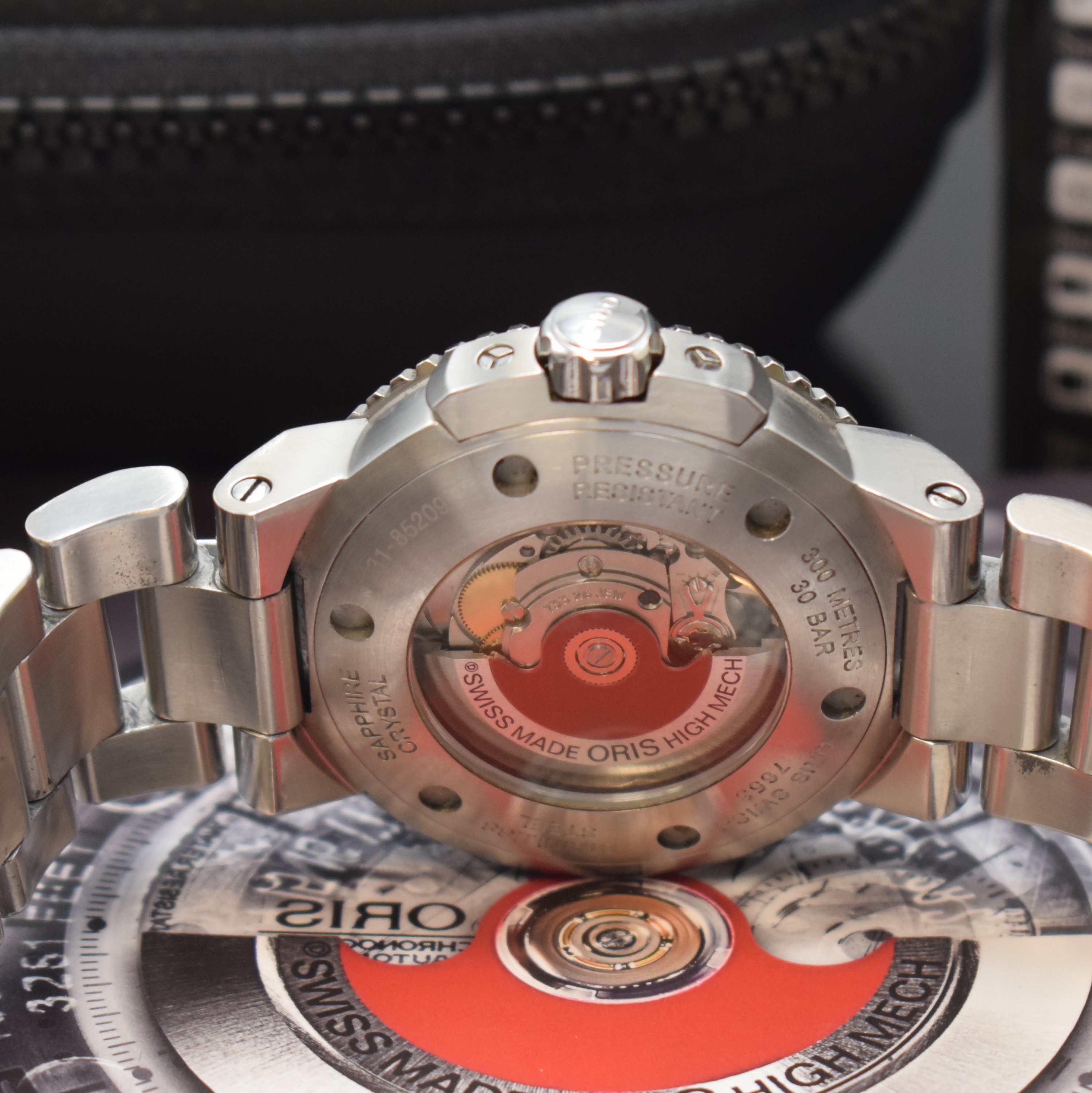 Detail d: ORIS Aquis Date schwere Taucheruhr in Stahl mit Stahlband Referenz 7653, Schweiz lt. orig. Pap. verk. 2015, Automatik, beids. vergl. Geh., Boden u. ...
