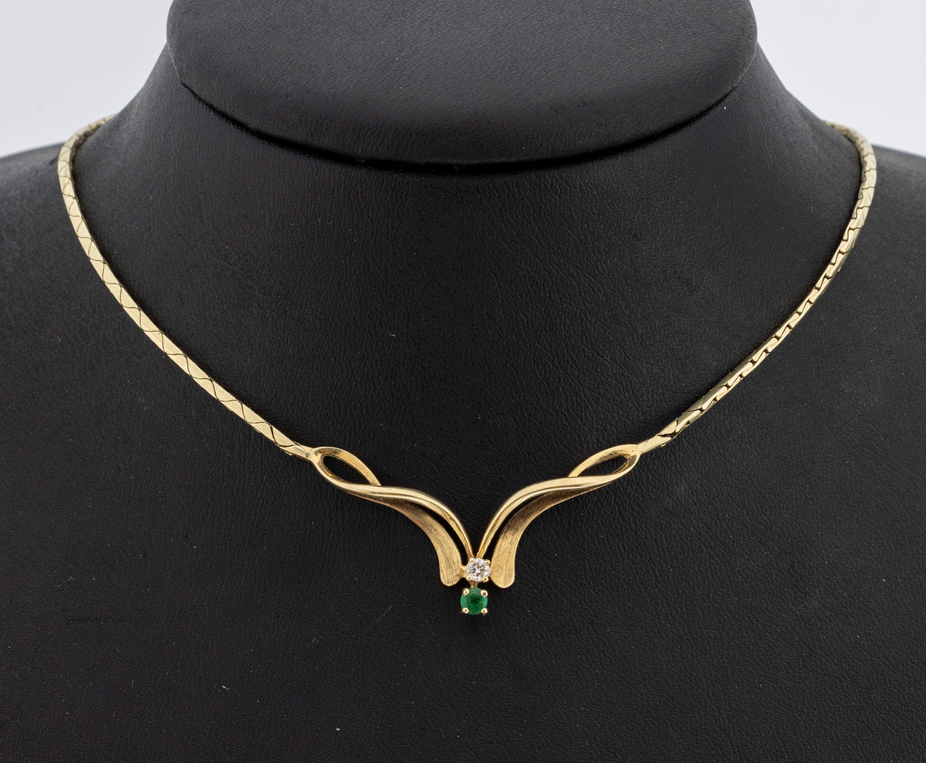 14 kt Gold Smaragd-Diamant-Collier, GG 585/000, besetzt mit kl. rundfacett. Smaragd und Diamant, L. ca. 48 cm, Kastenschloss mit Sicherheitsacht, ...