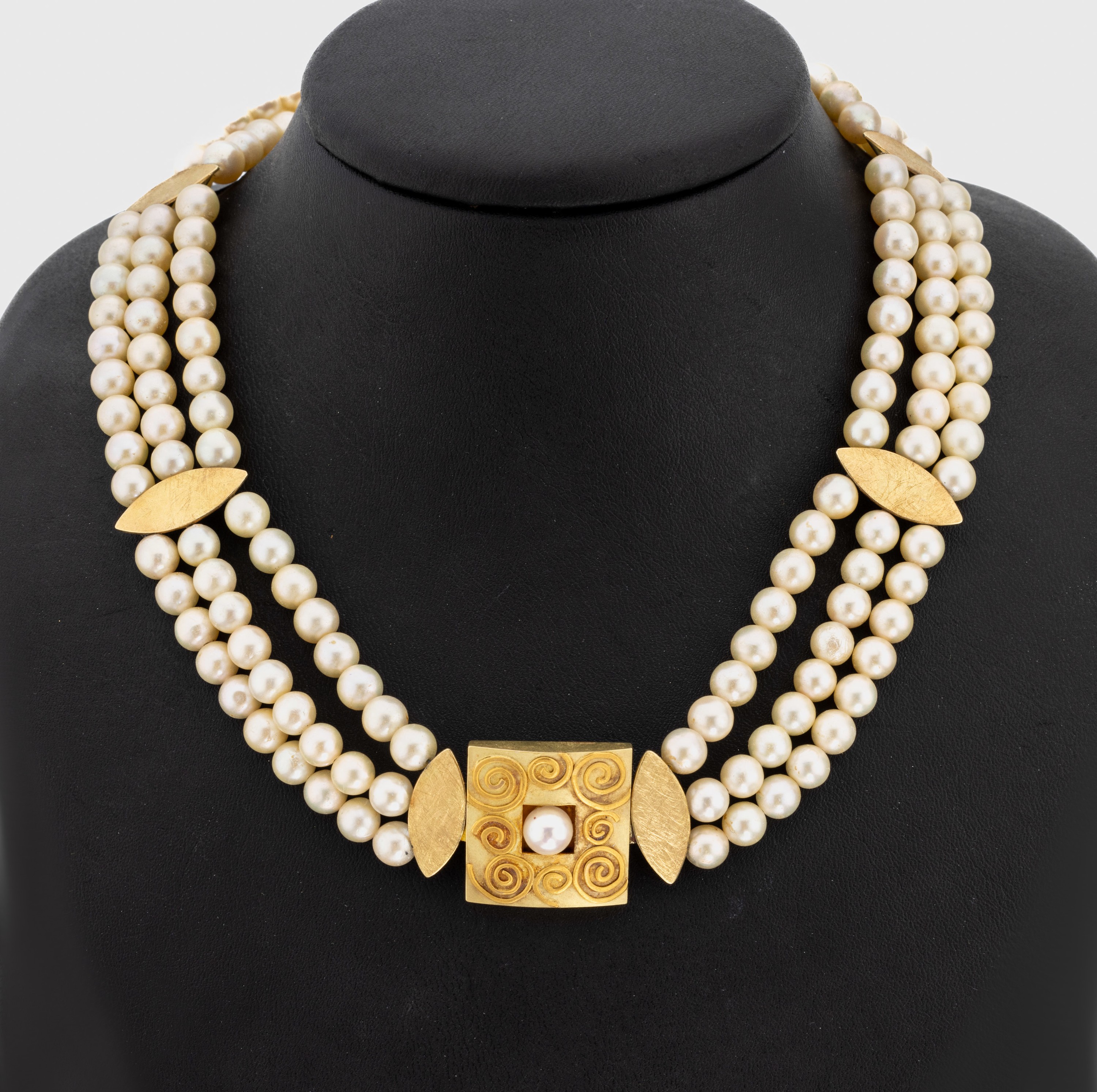 14 kt Gold Akoyazuchtperl-Kropfband, GG 585/000, 3-reihiges Mittelteil und Zwischenglieder matt./strukt., Akoyaperlen D. ca. 6.3 mm, L. ca. 40 cm, ...