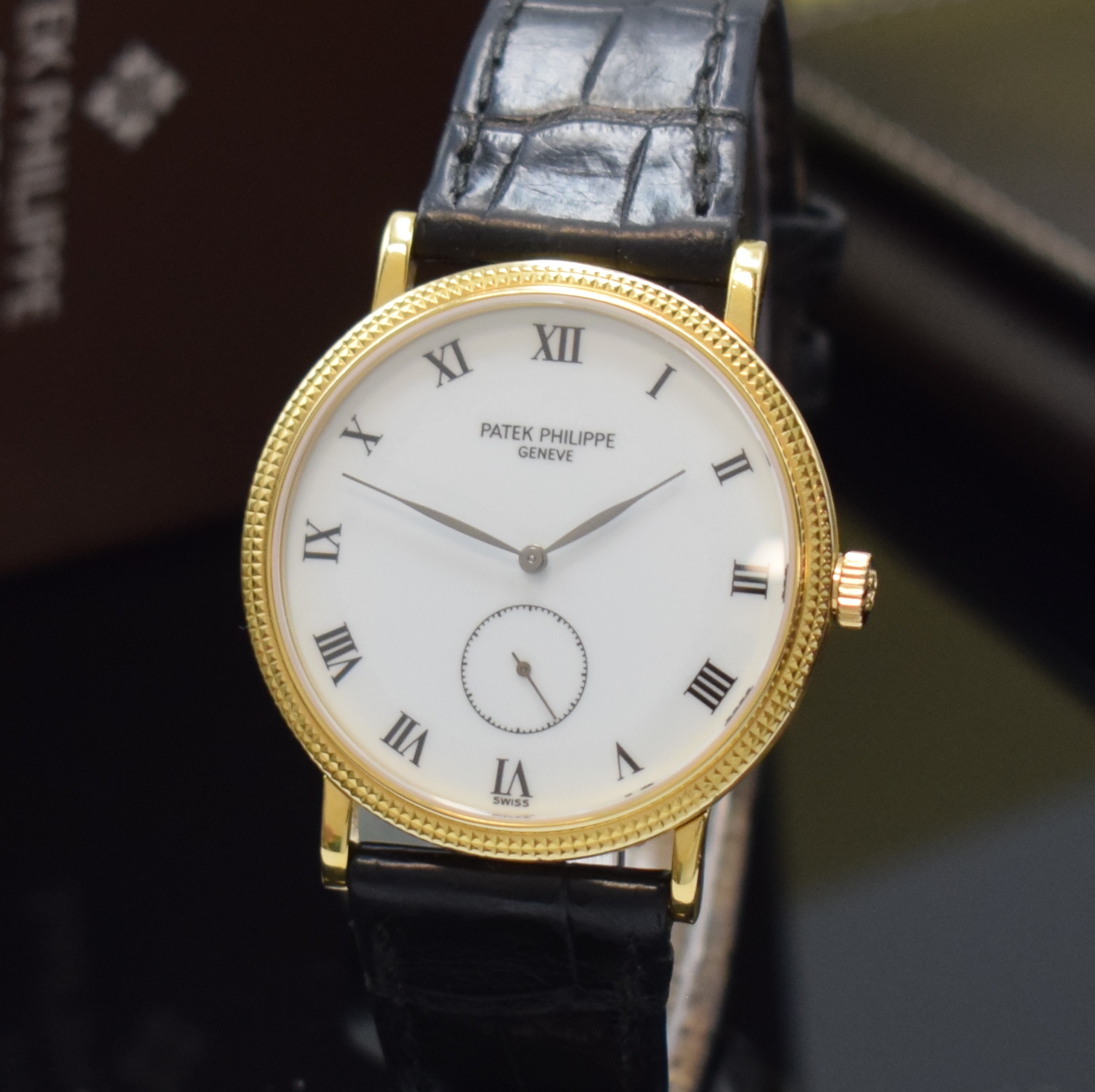 Detail a: PATEK PHILIPPE Calatrava Armbanduhr in GG 750/000 Referenz 3919, Handaufzug, Schweiz um 1990, 2-tlg. Geh. inkl. Lederband m. orig. Dornschl. in GG ...