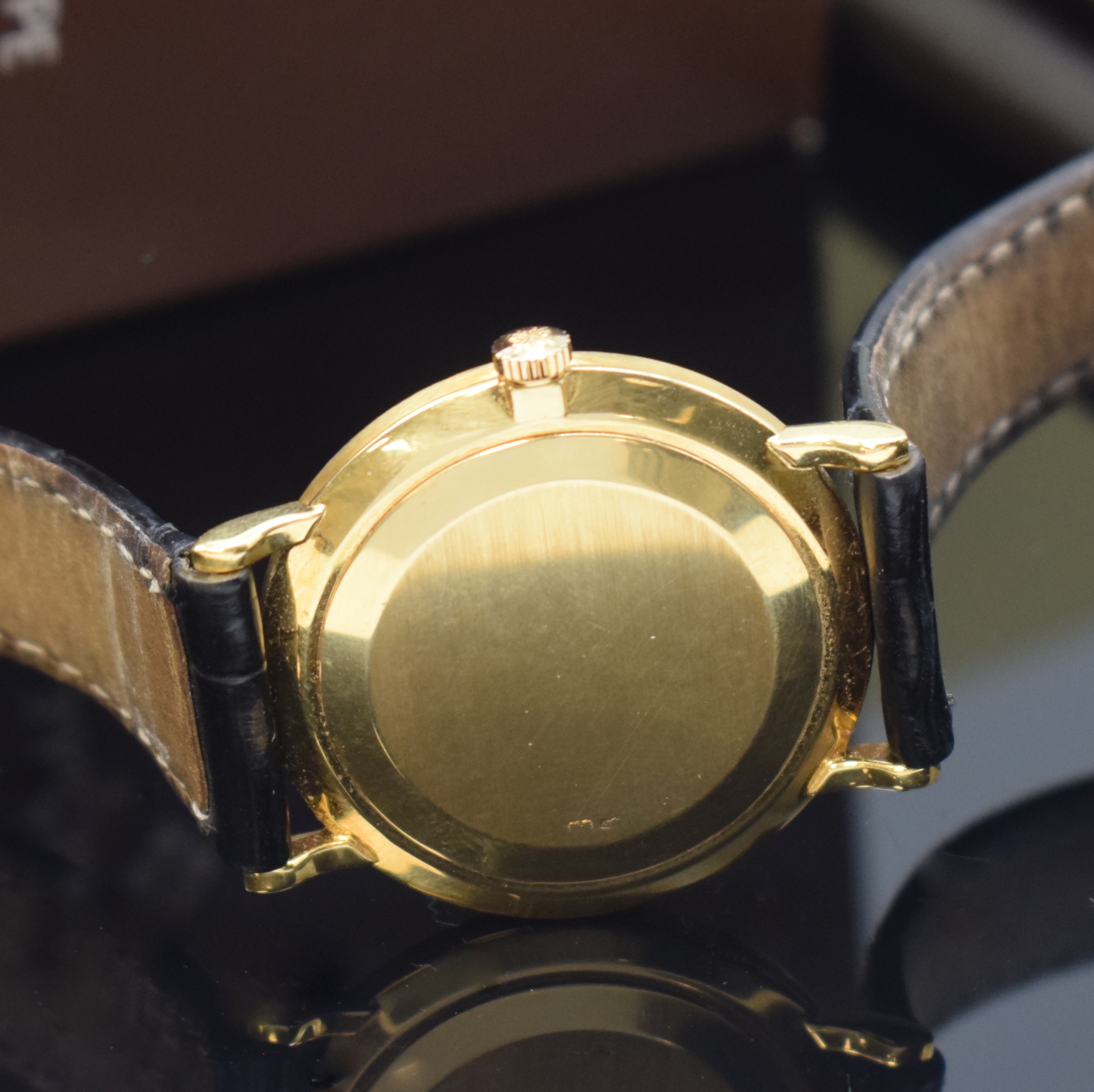 Detail d: PATEK PHILIPPE Calatrava Armbanduhr in GG 750/000 Referenz 3919, Handaufzug, Schweiz um 1990, 2-tlg. Geh. inkl. Lederband m. orig. Dornschl. in GG ...
