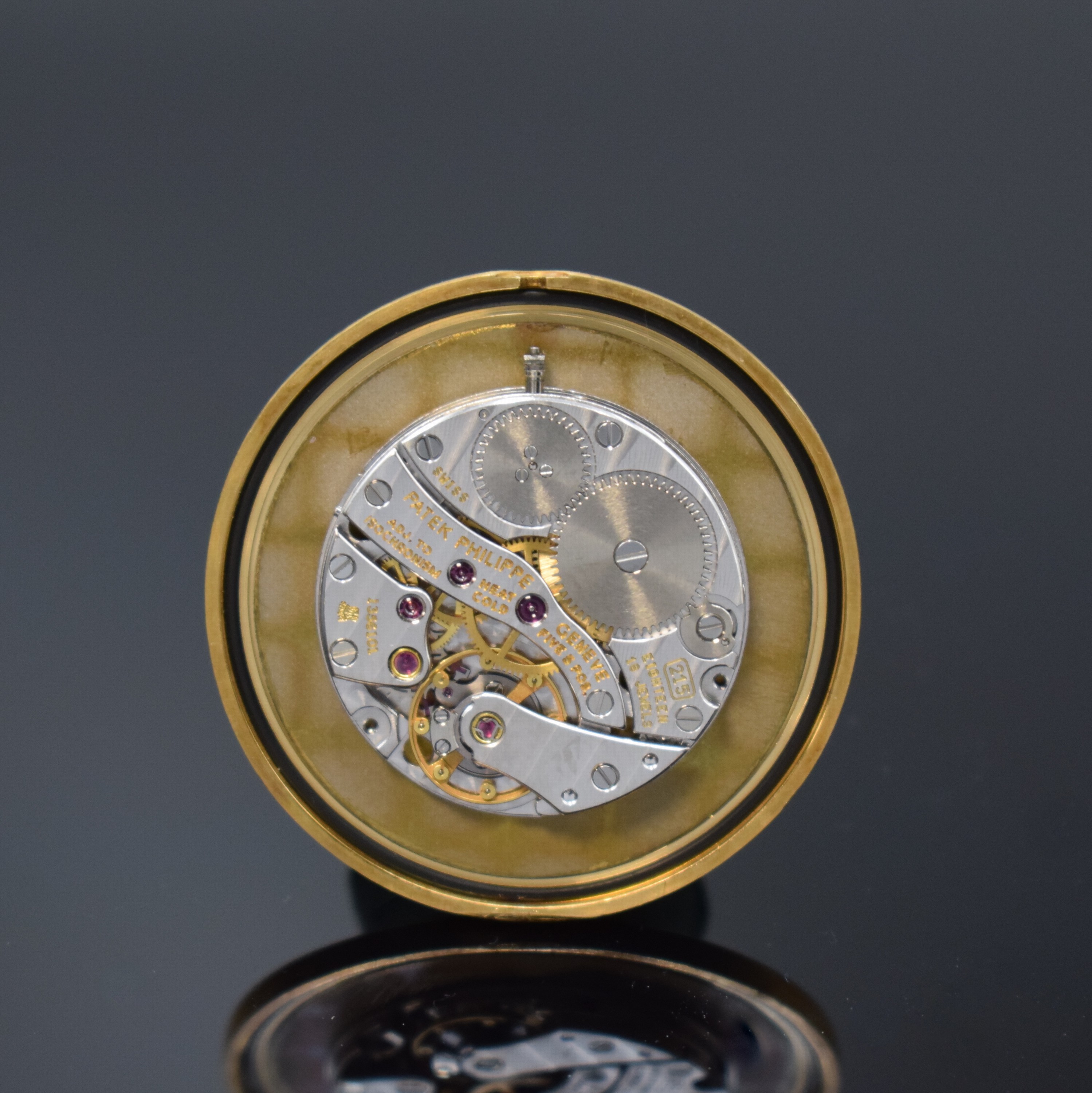 Detail e: PATEK PHILIPPE Calatrava Armbanduhr in GG 750/000 Referenz 3919, Handaufzug, Schweiz um 1990, 2-tlg. Geh. inkl. Lederband m. orig. Dornschl. in GG ...