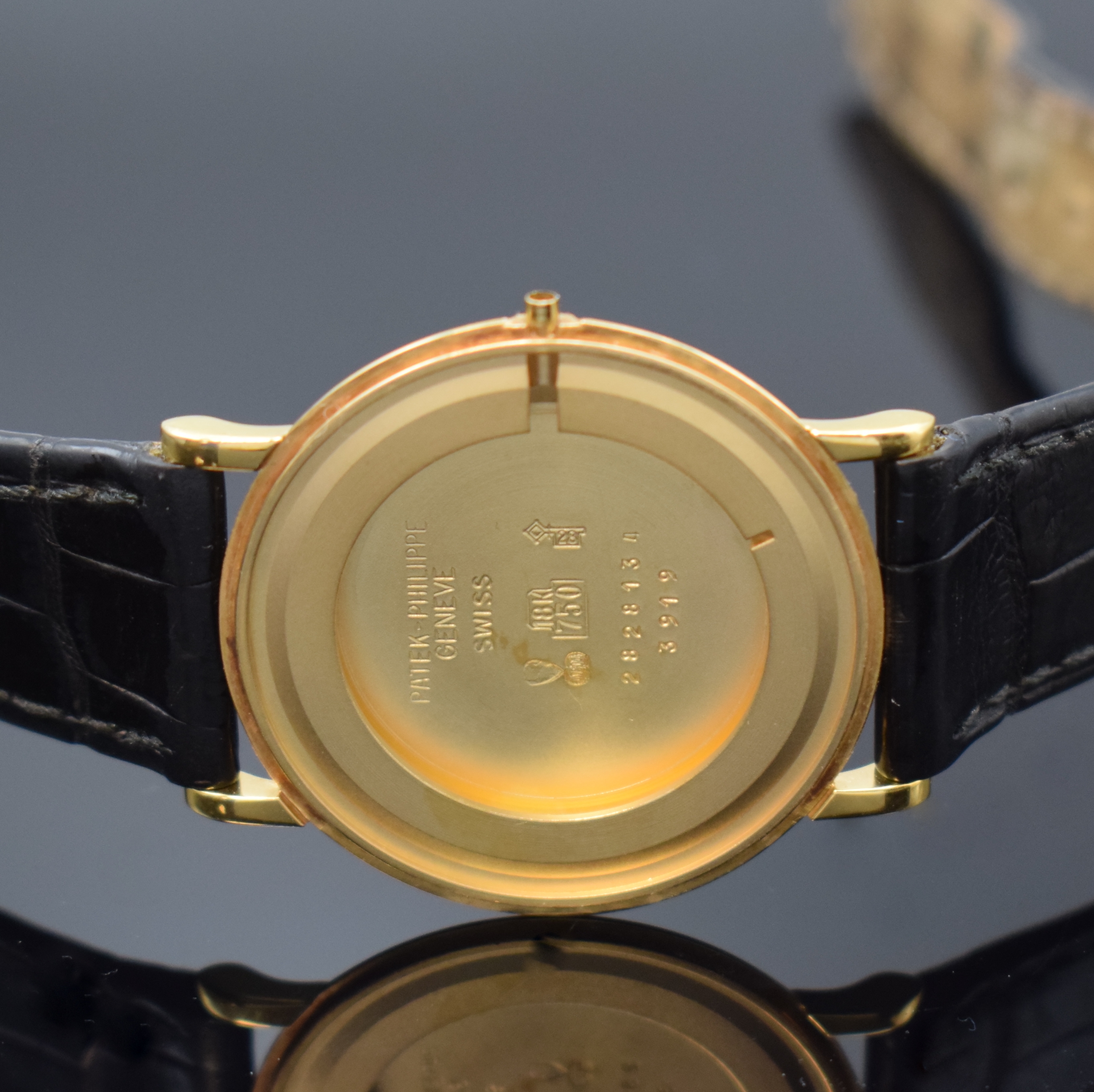 Detail f: PATEK PHILIPPE Calatrava Armbanduhr in GG 750/000 Referenz 3919, Handaufzug, Schweiz um 1990, 2-tlg. Geh. inkl. Lederband m. orig. Dornschl. in GG ...