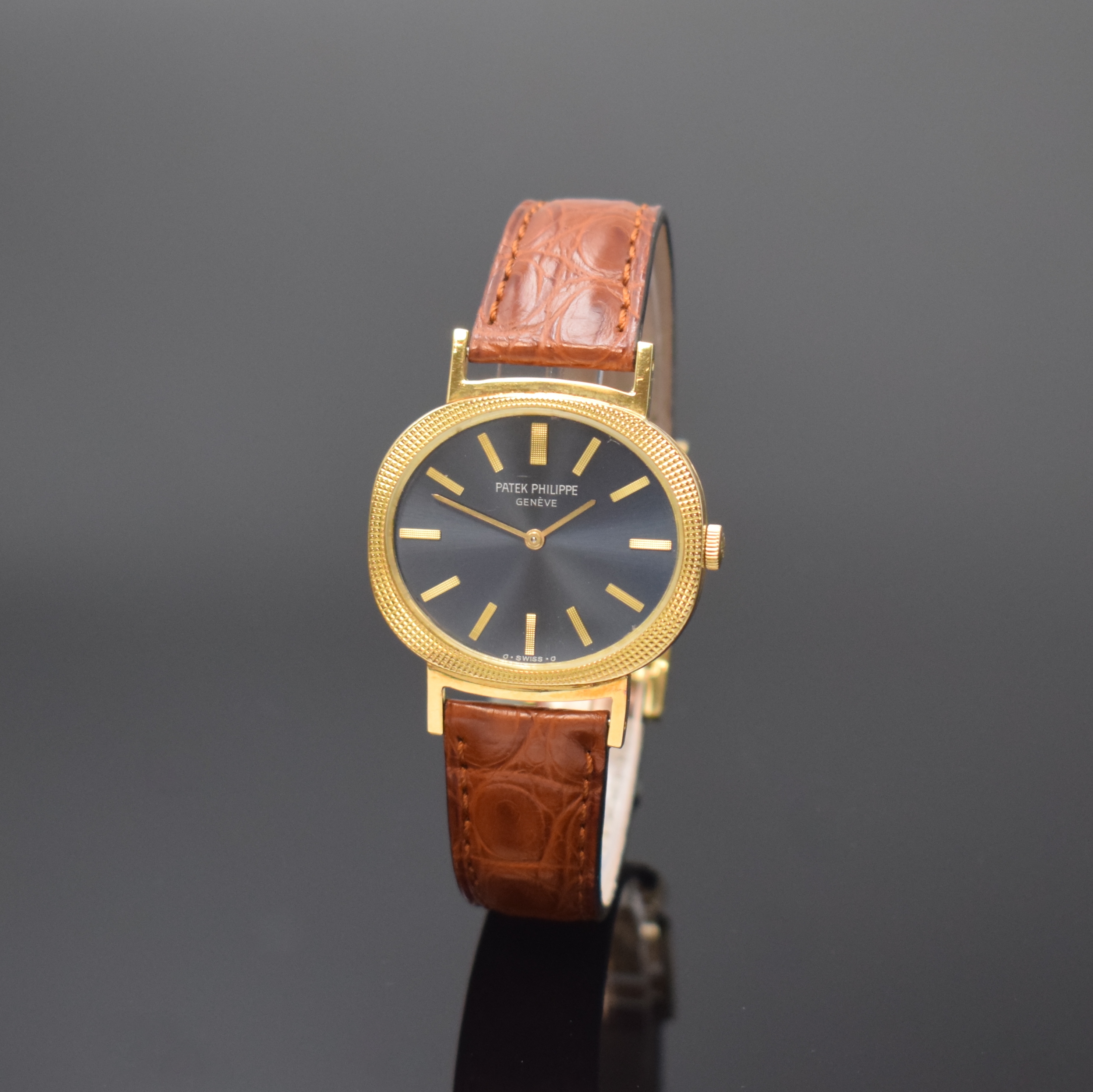 PATEK PHILIPPE Armbanduhr in GG 750/000 Referenz 3581-1, Handaufzug, Schweiz 1970er Jahre, 3-teil. Geh. nachtr. m. Bandanstößen und Lederband ...