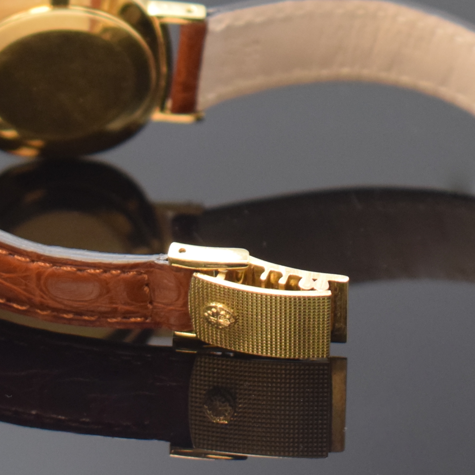 Detail b: PATEK PHILIPPE Armbanduhr in GG 750/000 Referenz 3581-1, Handaufzug, Schweiz 1970er Jahre, 3-teil. Geh. nachtr. m. Bandanstößen und Lederband ...