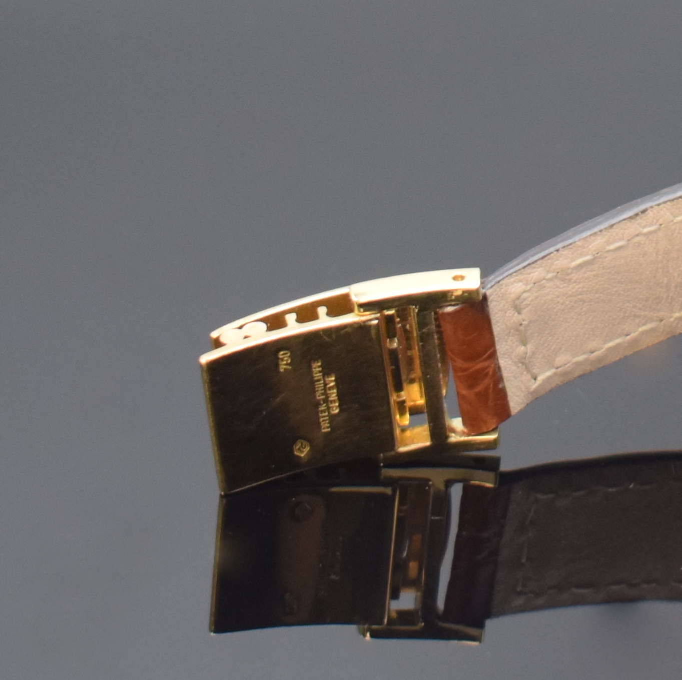 Detail c: PATEK PHILIPPE Armbanduhr in GG 750/000 Referenz 3581-1, Handaufzug, Schweiz 1970er Jahre, 3-teil. Geh. nachtr. m. Bandanstößen und Lederband ...