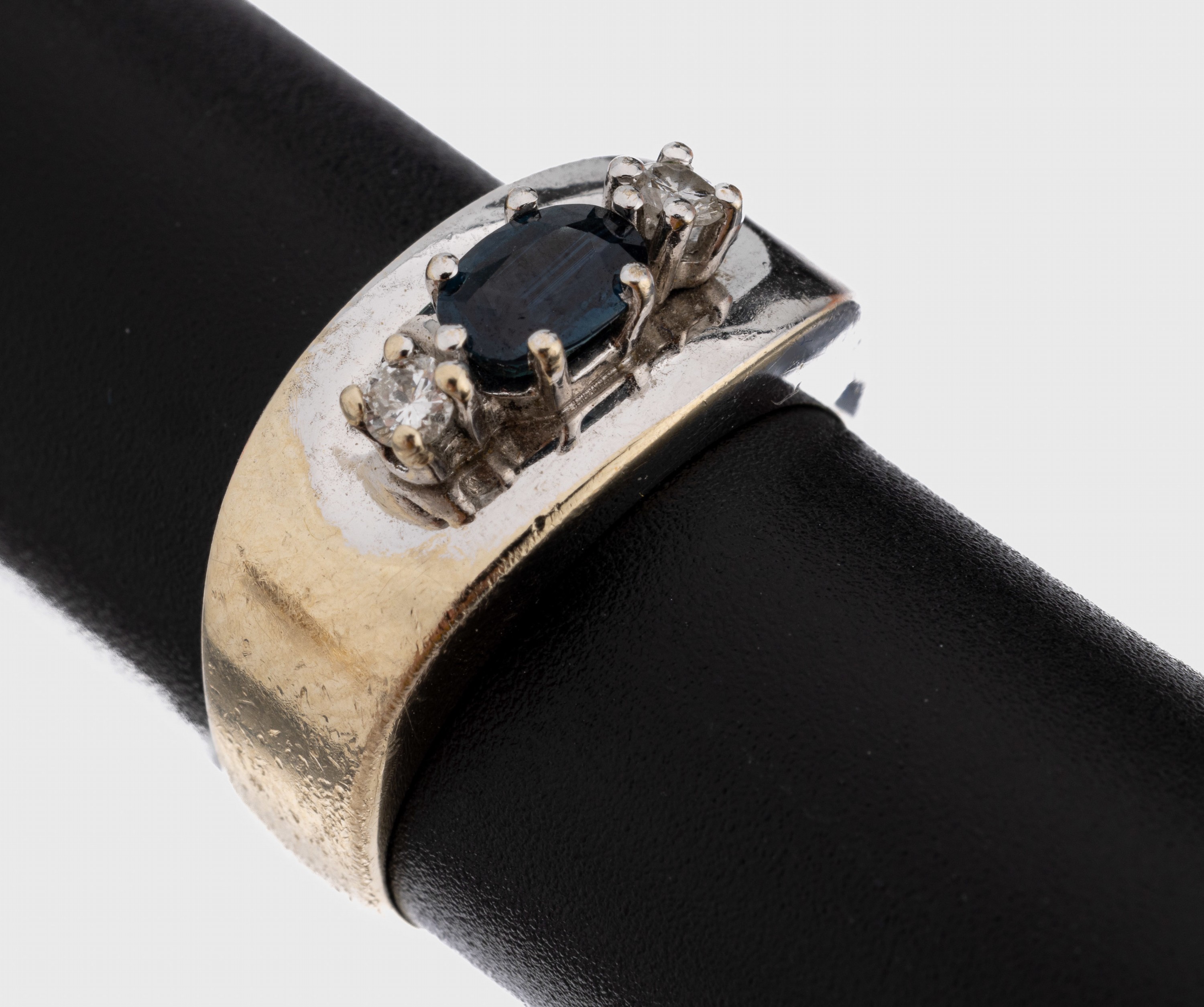 14 kt Gold Saphir Brillant Ring, WG 585/ 000, ovalfacett. Saphir ca. 0.20 ct 2 kl. Brillanten zus. ca. 0.10 ct Weiß/si, RW 53, ca. 5.2 g