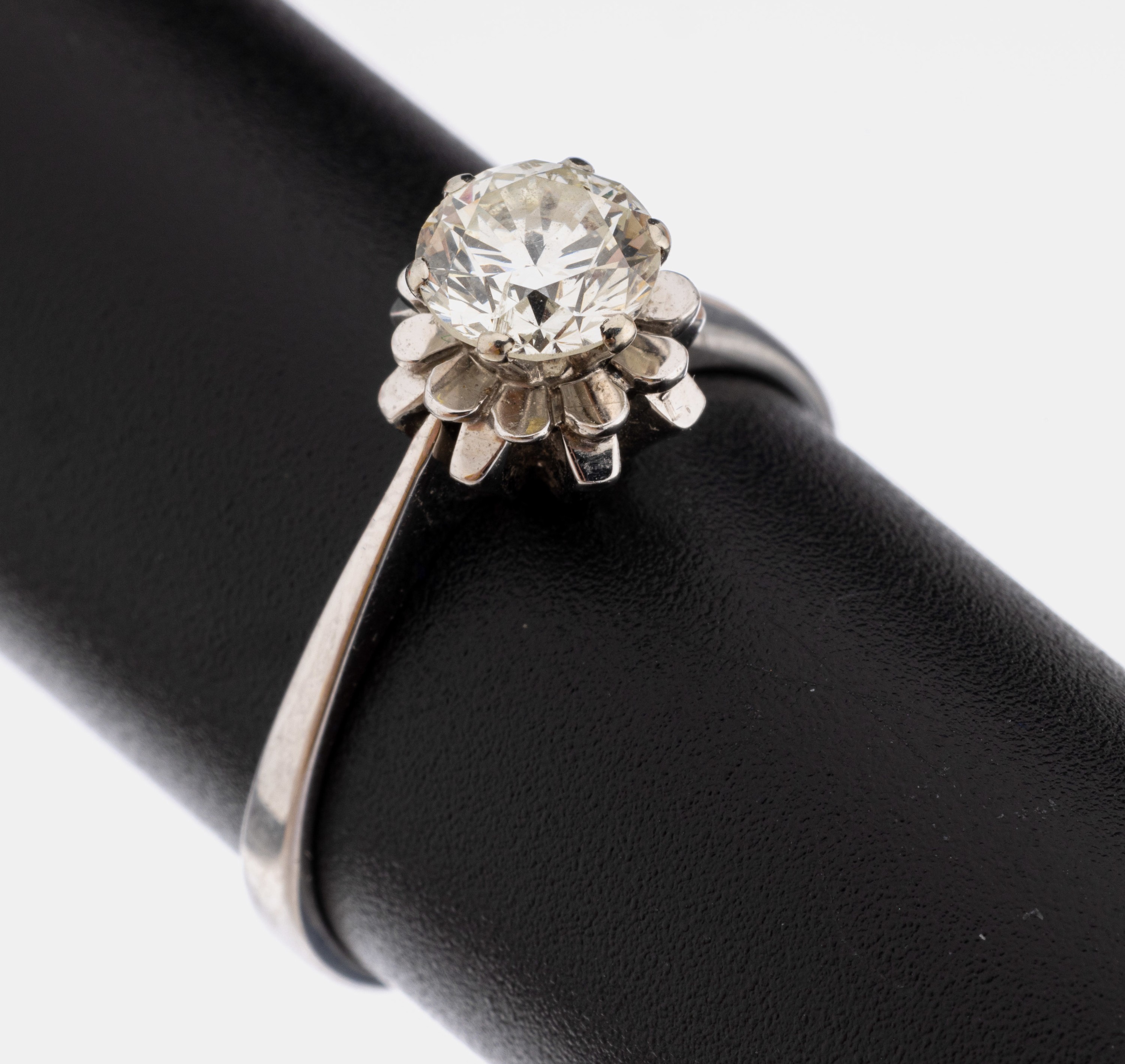 18 kt Gold Brillant-Ring, WG 750/000 gepr.,Brillant ca. 0.75 ct getöntes Weiß/p, RW 56, ca. 3.1 g
