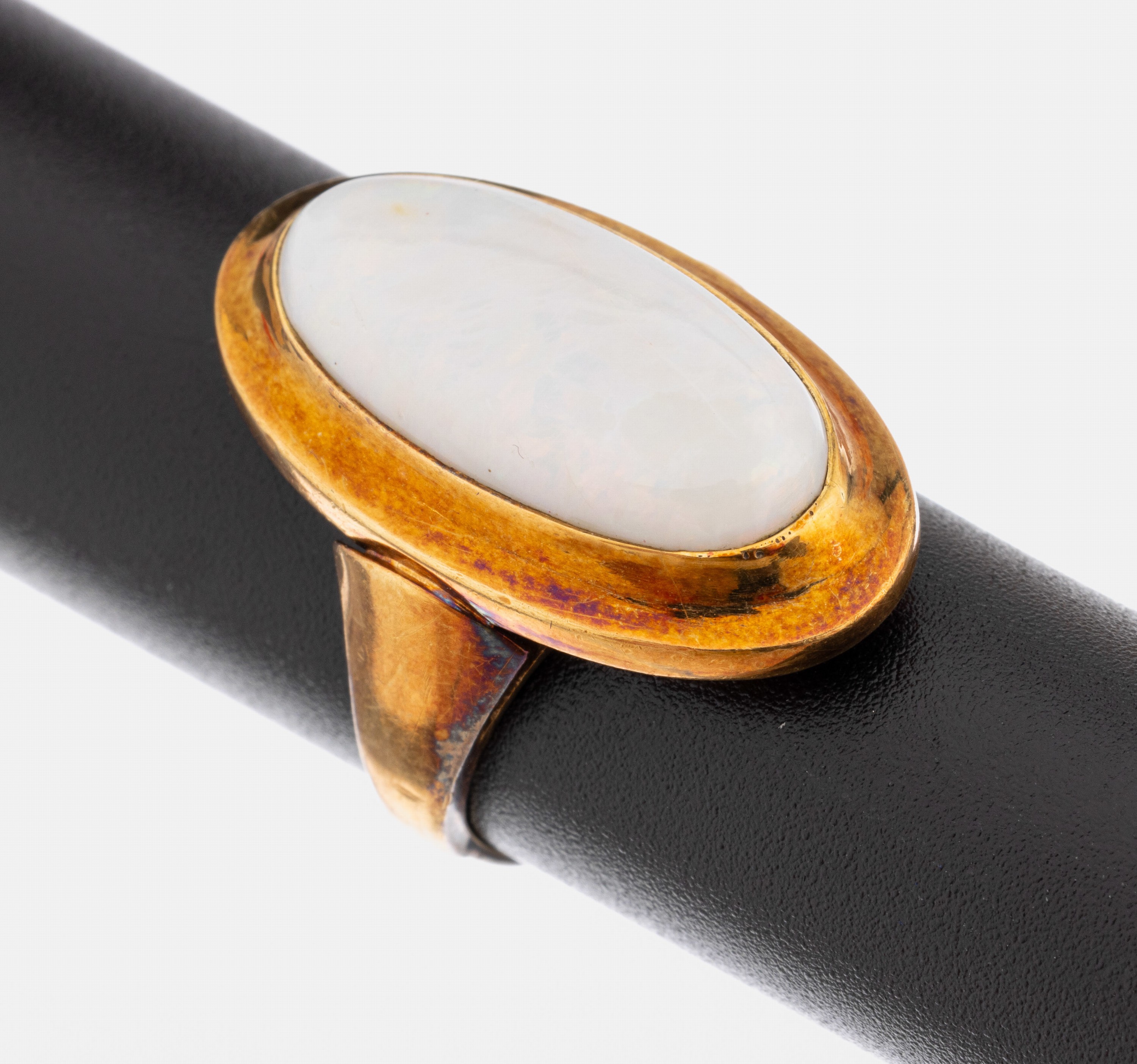 14 kt Gold Opal-Ring, GG 585/000, ovaler Opalcabochon ca. 6 ct, verbödet, Farbspiel in gelb und grün, RW 49, ca. 5.1 g, Reinigung empfohlen