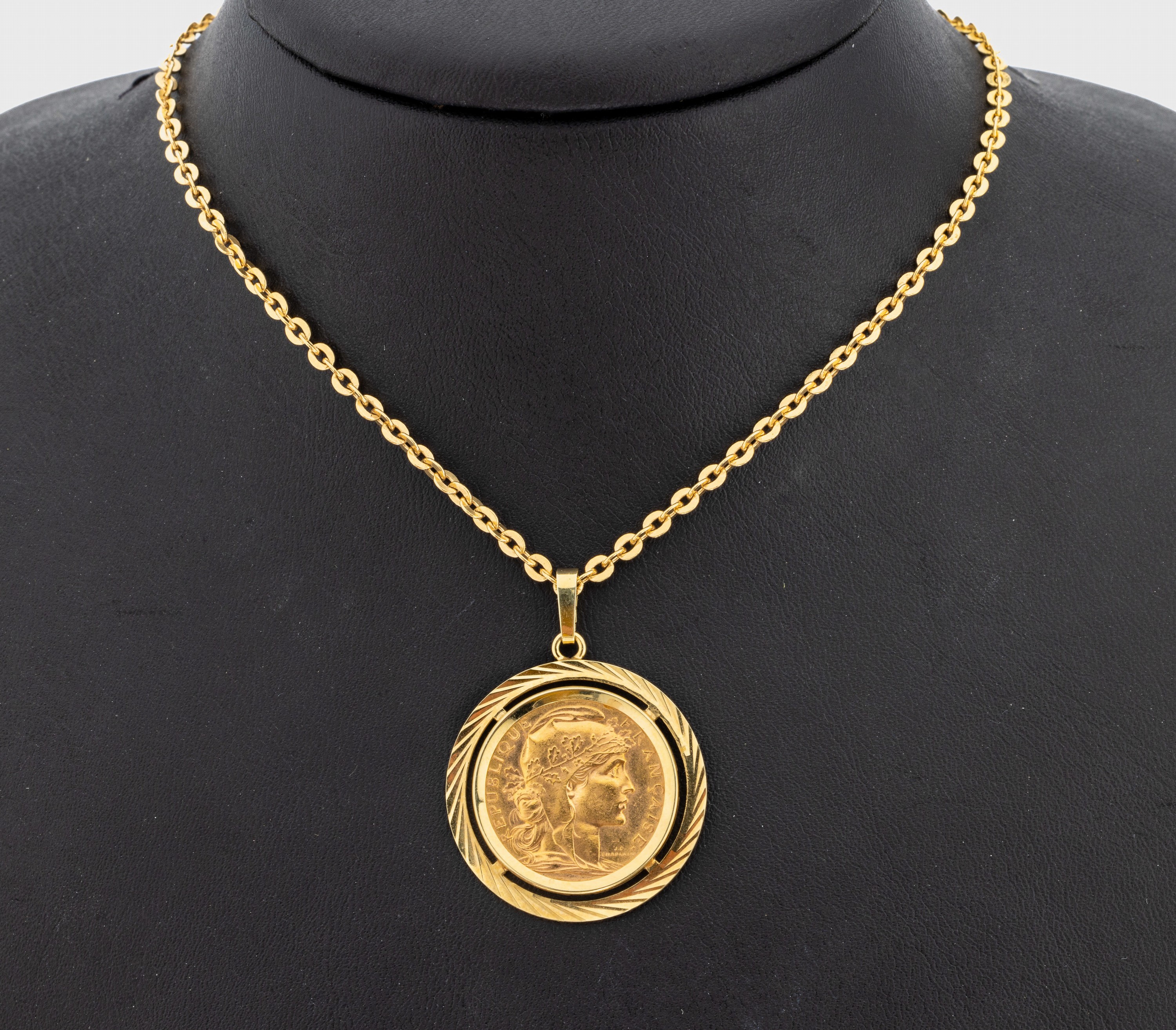 14 kt Gold Münz-Anhänger, GG 585/000, gefasste Goldmünze, 20 Francs Frankreich 1910,Marianne, an Kette, GG 750/000, L. ca. 68 cm, ca. 21.1 g