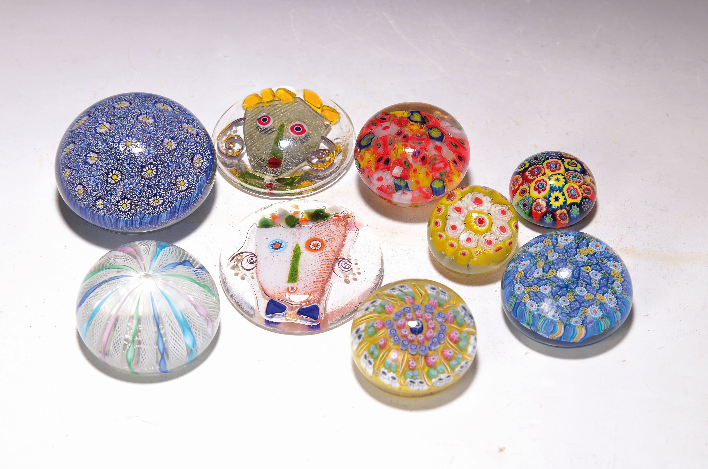 Sammlung aus 7 Paperweights, Murano Italien, 20. Jh., mundgeblasenes Glas, sechs mit bunten Millefiori-Einschmelzungen, eines mit eingeschmolzenen ...