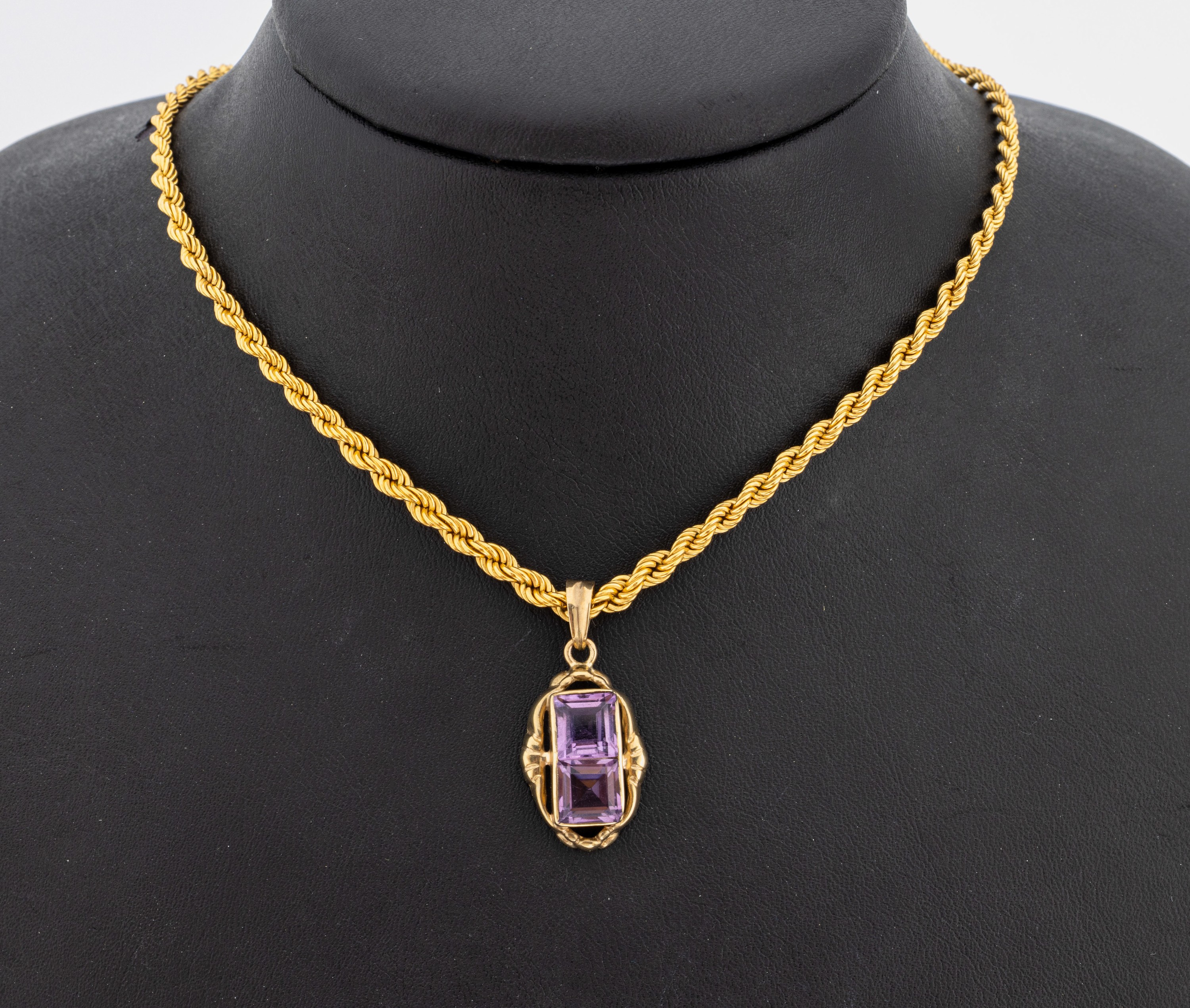 8 kt Gold Amethyst-Anhänger, GG 333/000, 2 facett. Amethyst-Rechtecke, an Kette 8 kt Gold, GG 333/000, L. ca. 44 cm, ca. 5.9 g