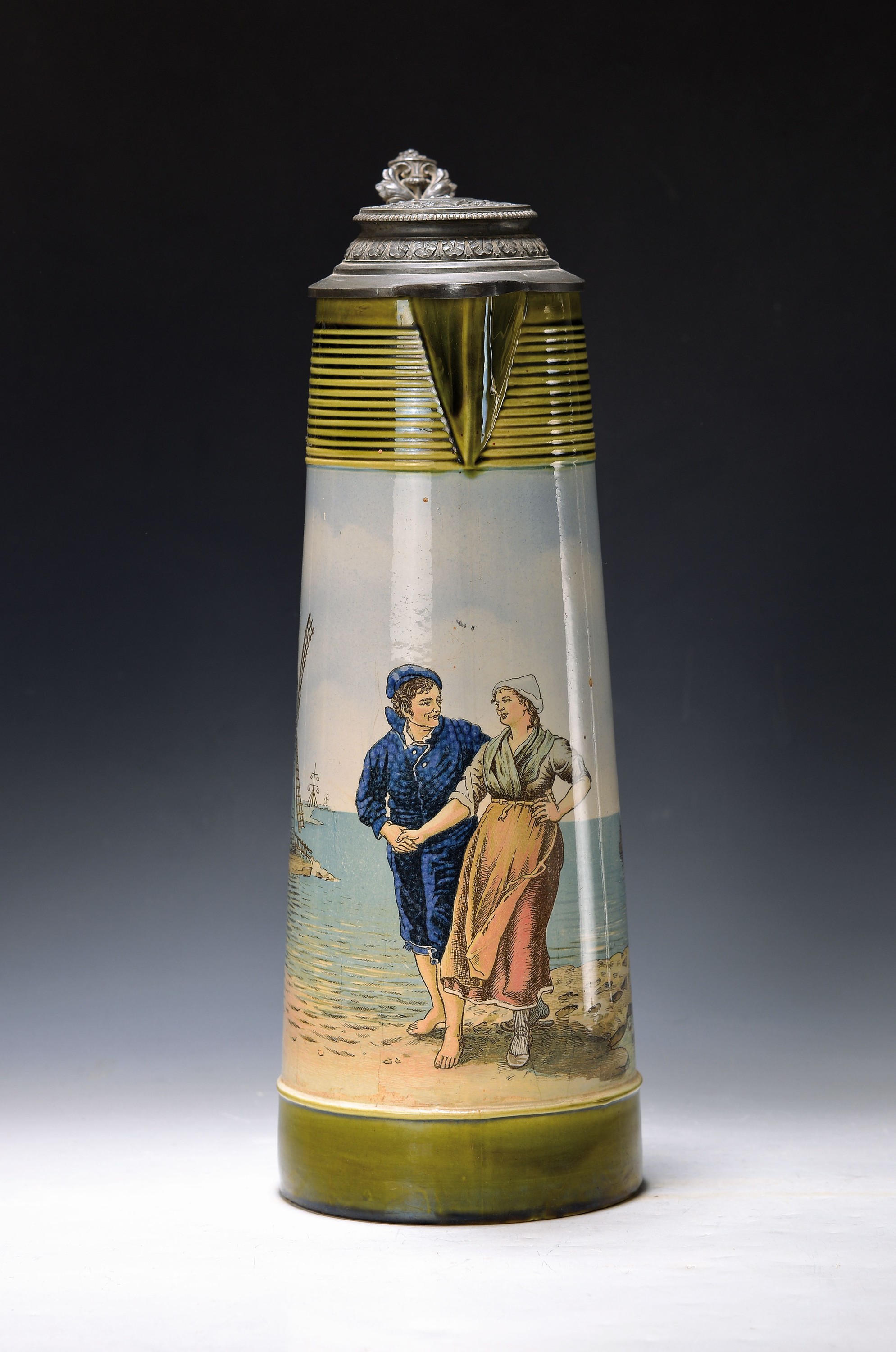 Jugendstil Bier-Humpen, Villeroy & Boch, Mettlach, um 1900, Nr.2893, Feinsteinzeug, Umdruckdekor mit Pärchen an holländischem Strand, Zinnmontur l. ...