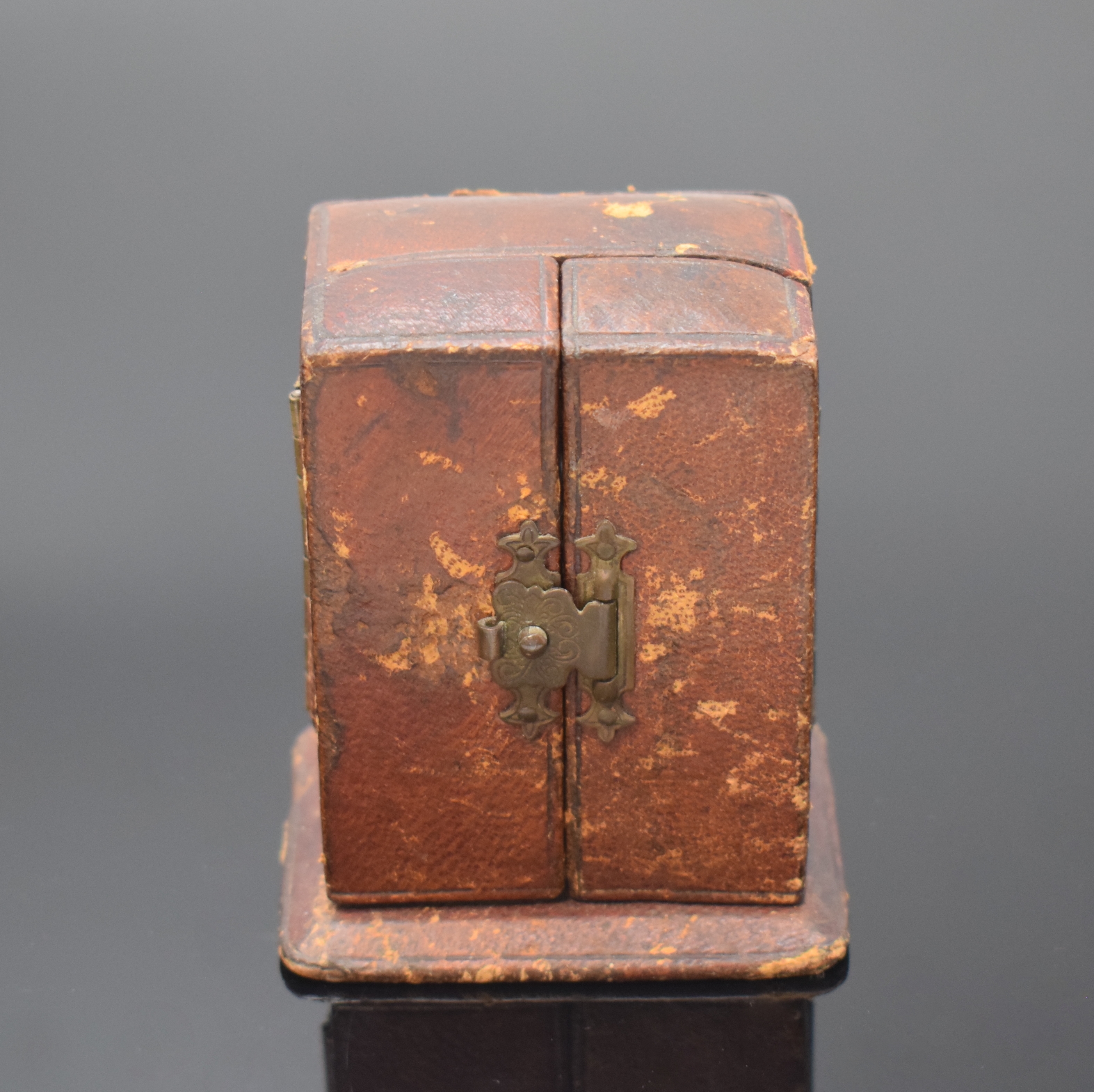 Detail a: SCHELLER FRERES kleine Tischuhr mit Schlüsselaufzug und Box, Schweiz um 1900, Messinggeh. m. Strahlendekor, Zeigerst. u. Aufzug rücks. hinter ...
