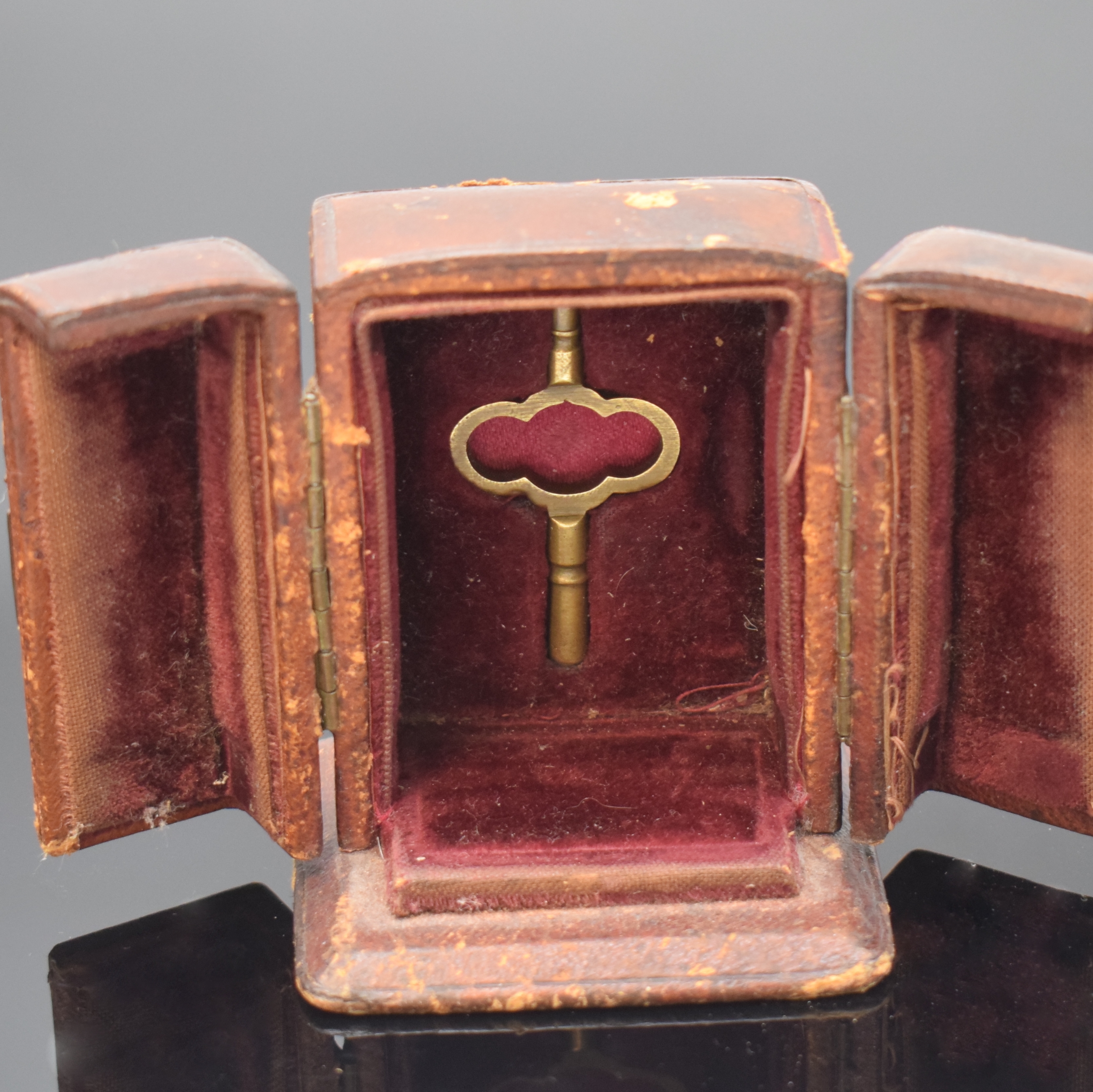Detail b: SCHELLER FRERES kleine Tischuhr mit Schlüsselaufzug und Box, Schweiz um 1900, Messinggeh. m. Strahlendekor, Zeigerst. u. Aufzug rücks. hinter ...
