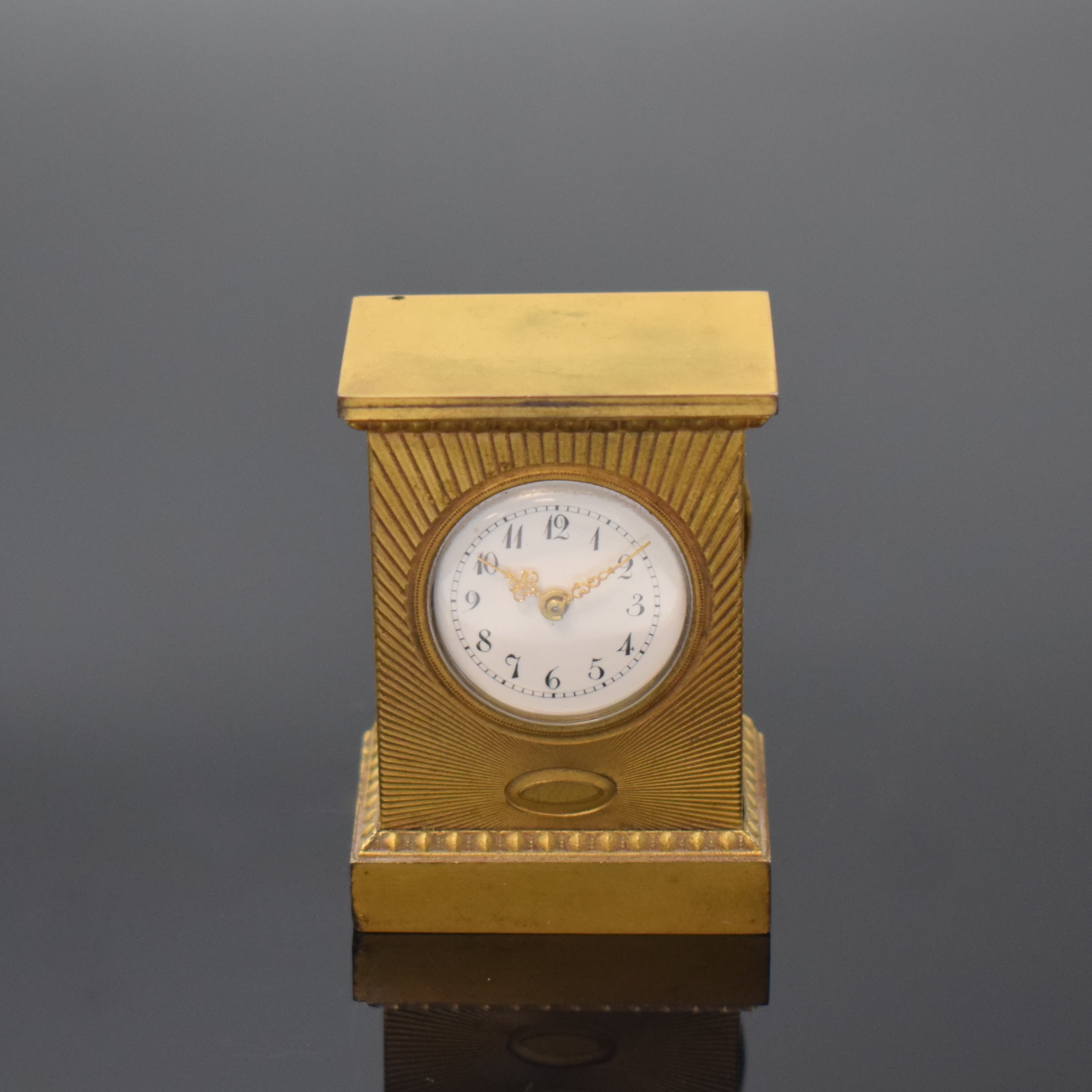 Detail c: SCHELLER FRERES kleine Tischuhr mit Schlüsselaufzug und Box, Schweiz um 1900, Messinggeh. m. Strahlendekor, Zeigerst. u. Aufzug rücks. hinter ...