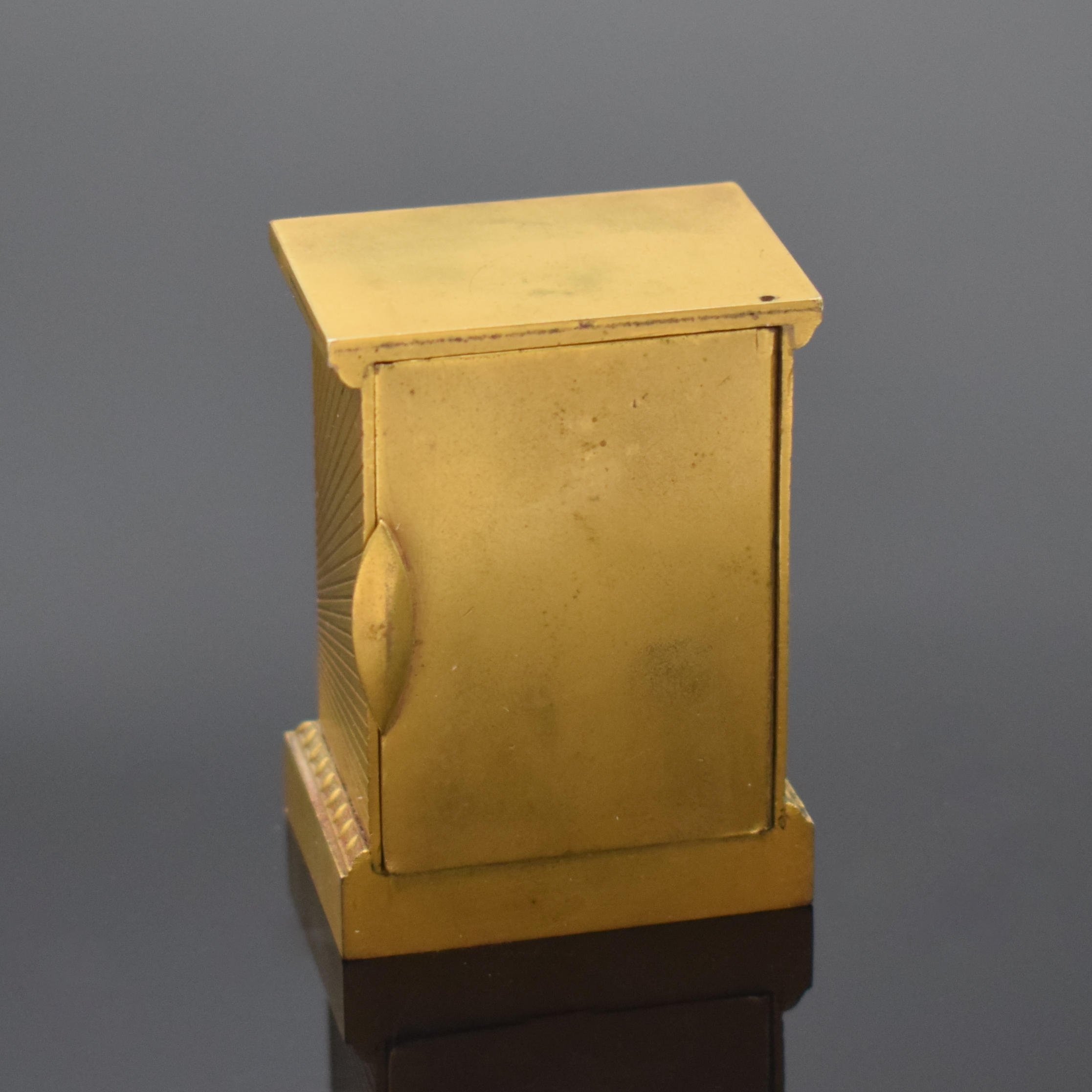 Detail e: SCHELLER FRERES kleine Tischuhr mit Schlüsselaufzug und Box, Schweiz um 1900, Messinggeh. m. Strahlendekor, Zeigerst. u. Aufzug rücks. hinter ...