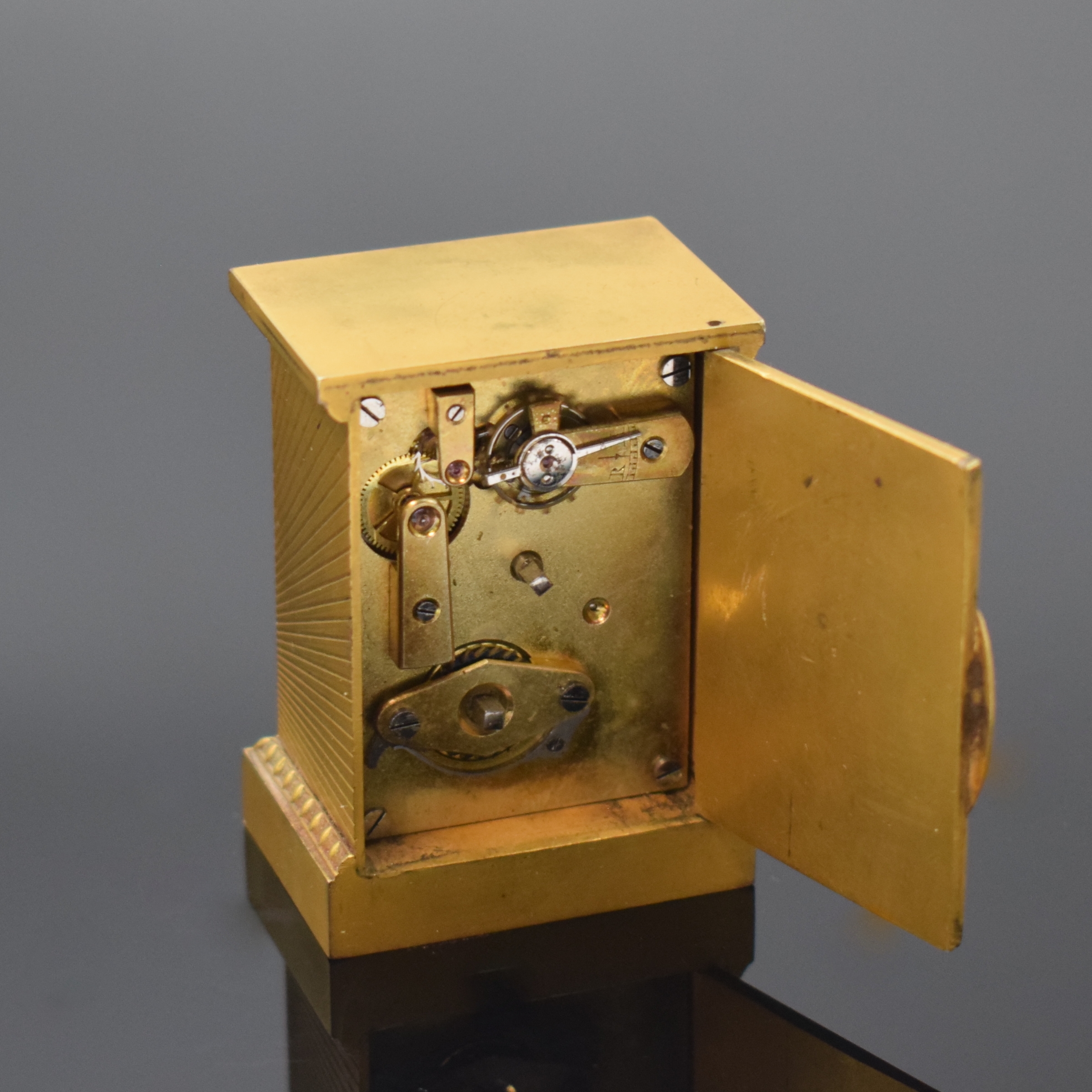 Detail f: SCHELLER FRERES kleine Tischuhr mit Schlüsselaufzug und Box, Schweiz um 1900, Messinggeh. m. Strahlendekor, Zeigerst. u. Aufzug rücks. hinter ...