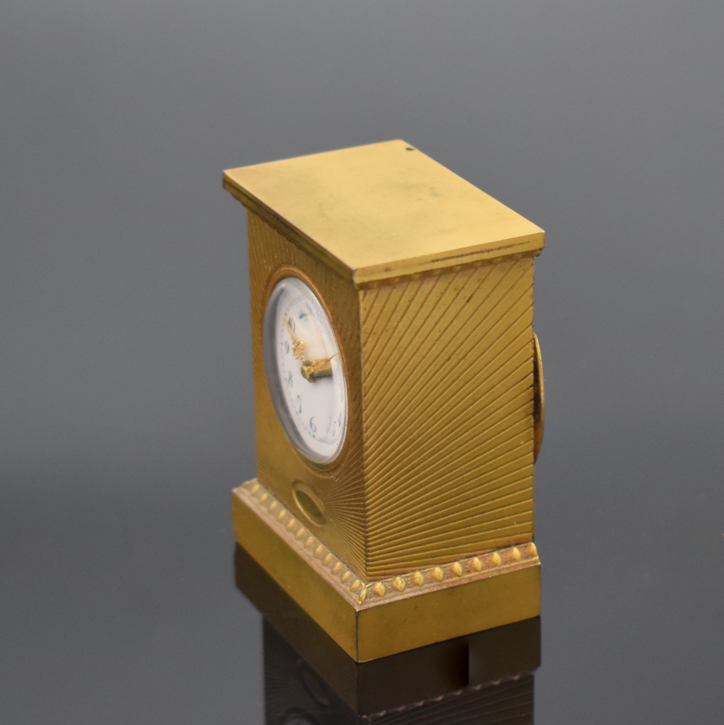 Detail g: SCHELLER FRERES kleine Tischuhr mit Schlüsselaufzug und Box, Schweiz um 1900, Messinggeh. m. Strahlendekor, Zeigerst. u. Aufzug rücks. hinter ...