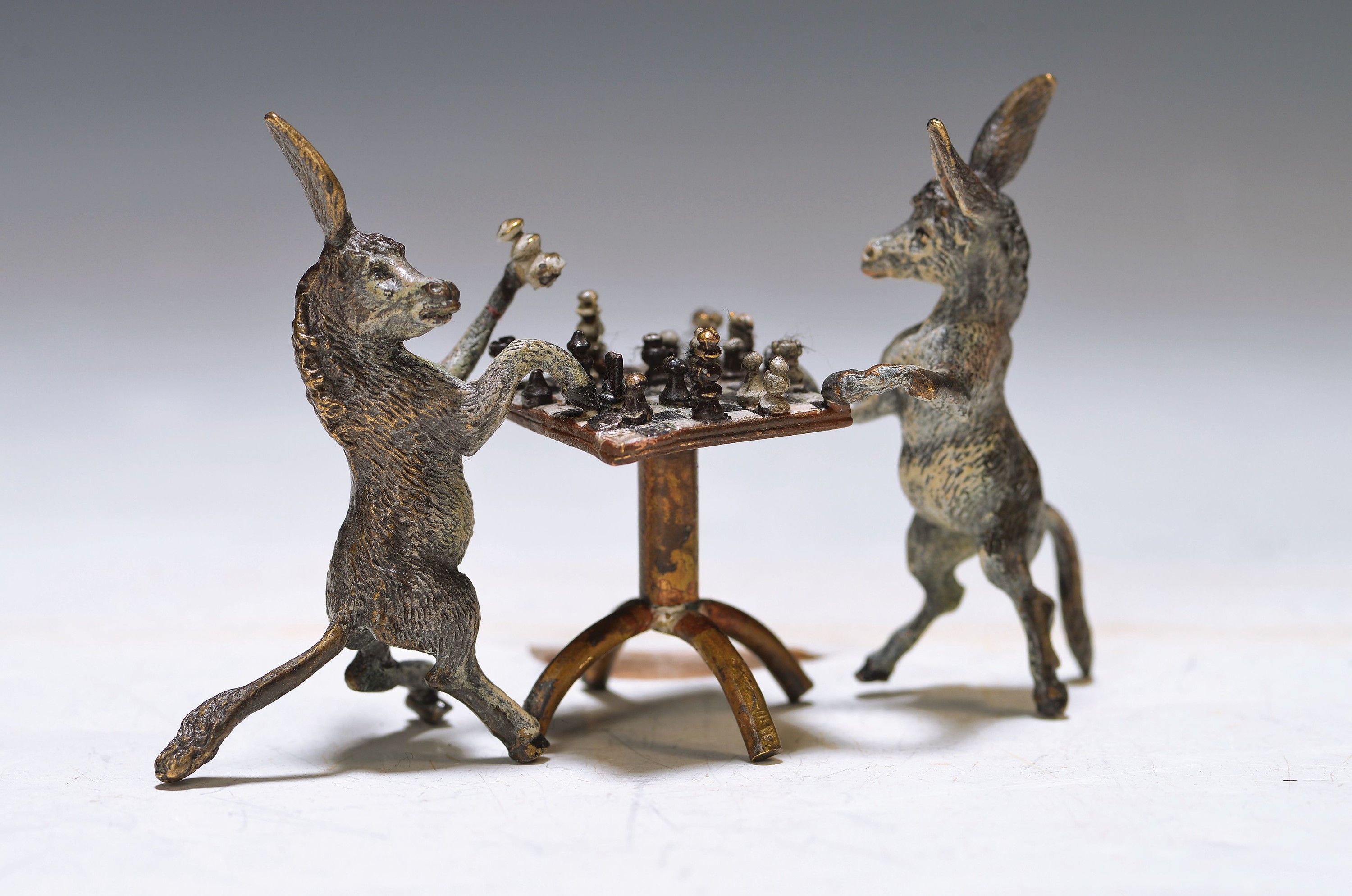 Zwei Esel beim Schachspiel, Wiener Bronze, sign. Wasserkrug, polychrom staffiert, ca. 6x9 cm