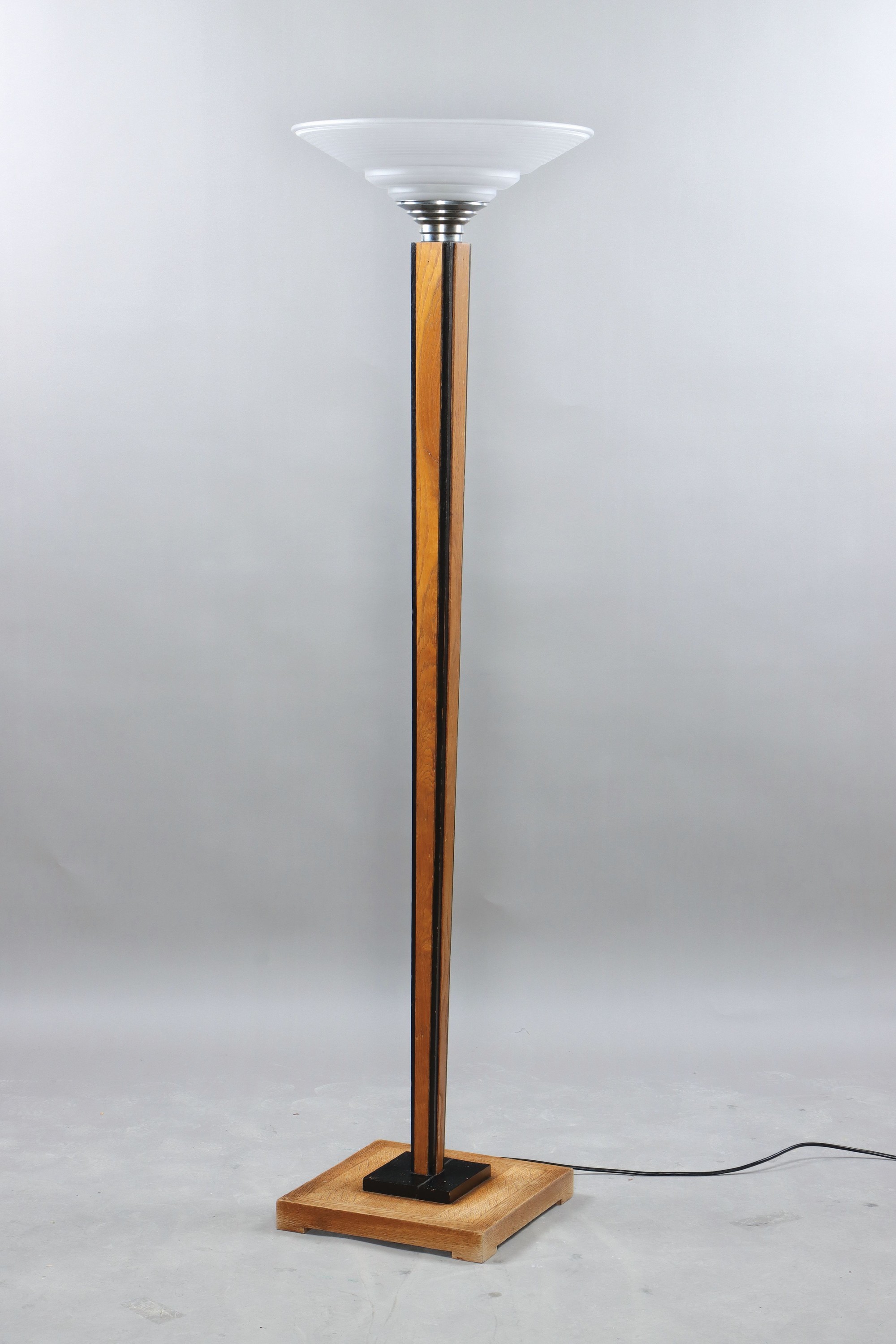Stehlampe, Art Déco-Stil, Mitte 20. Jh., Eichenfuß mit schwarzen Kanten, mattierter Glasschirm profiliert, H. ca. 166.5 cm, eine Brennstelle, ...